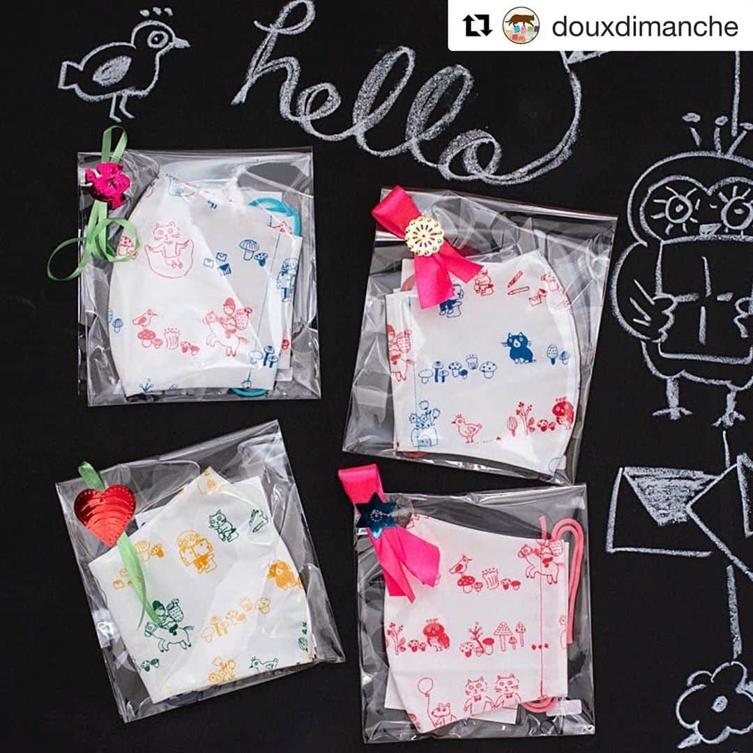 北岸由美のインスタグラム：「新しいマスク、galerie doux dimancheの店頭、オンラインショップでもご覧いただけるようになりました！  #Repost @douxdimanche  ・・・ 【NEW ARRIVAL！】 @yumikitagishi さんオリジナルのテキスタイルを使用した布マスクが新登場。 ・ 作家さんによる可愛いパッケージングも魅力です。 ・ 紐は、お好きな長さに調節して、結んでご使用くださいね。  ・ #galeriedouxdimanche　#ギャラリードゥーディマンシュ　#yumikitagishi　#北岸由美　#マスク　photos by @hisashi_tokuyoshi」