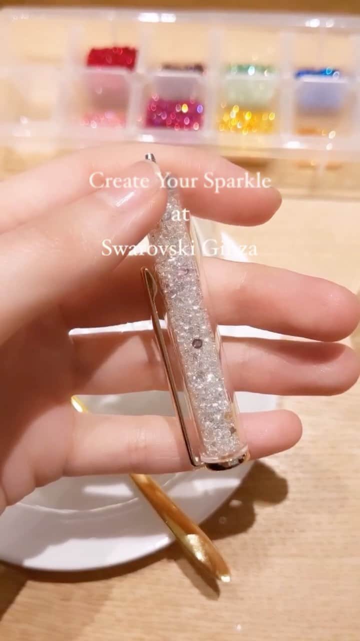 前田紀至子のインスタグラム：「スワロフスキー銀座で、自分だけのオリジナルのペンを作ってきました。 （あまりにワクワク&綺麗だったのでムービーにチャレンジ）  なんでもgifteeのデジタルで送れるギフトチケット（最近凄く好きなサービス）でもこのカスタマイズ・ボールペンをプレゼント出来るサービスが始まったそう。  因みにベースカラーはシルバーとローズゴールドの2色、クリスタルは10色から選択可能。 色合いを考えながら作るのがとても愉しかったし、お店の見本もとても可愛くて真似したくなったので、近々またもう1本作りに行きたい！ スワロフスキーのペン、結構重さがあるので書きやすくて好きなんですよね。  チケットを受け取った人は、自分好みのペンを作る体験含めてとても満足出来ると思うので予算7000円（税込7040円）のプレゼントやちょっとしたホリデーギフトを考えている人には本当におすすめです。  詳しくはスワロフスキーのLINEアカウントがあるので、そちらでお友達になってチェックしてみてくださいね。私は次はシルバーベースで作りたいな〜  #スワロフスキー銀座＃スワロフスキー#swarovski #スワロフスキーボールペン #クリスマスプレゼント#ホリデーギフト#カスタマイズ @swarovski」