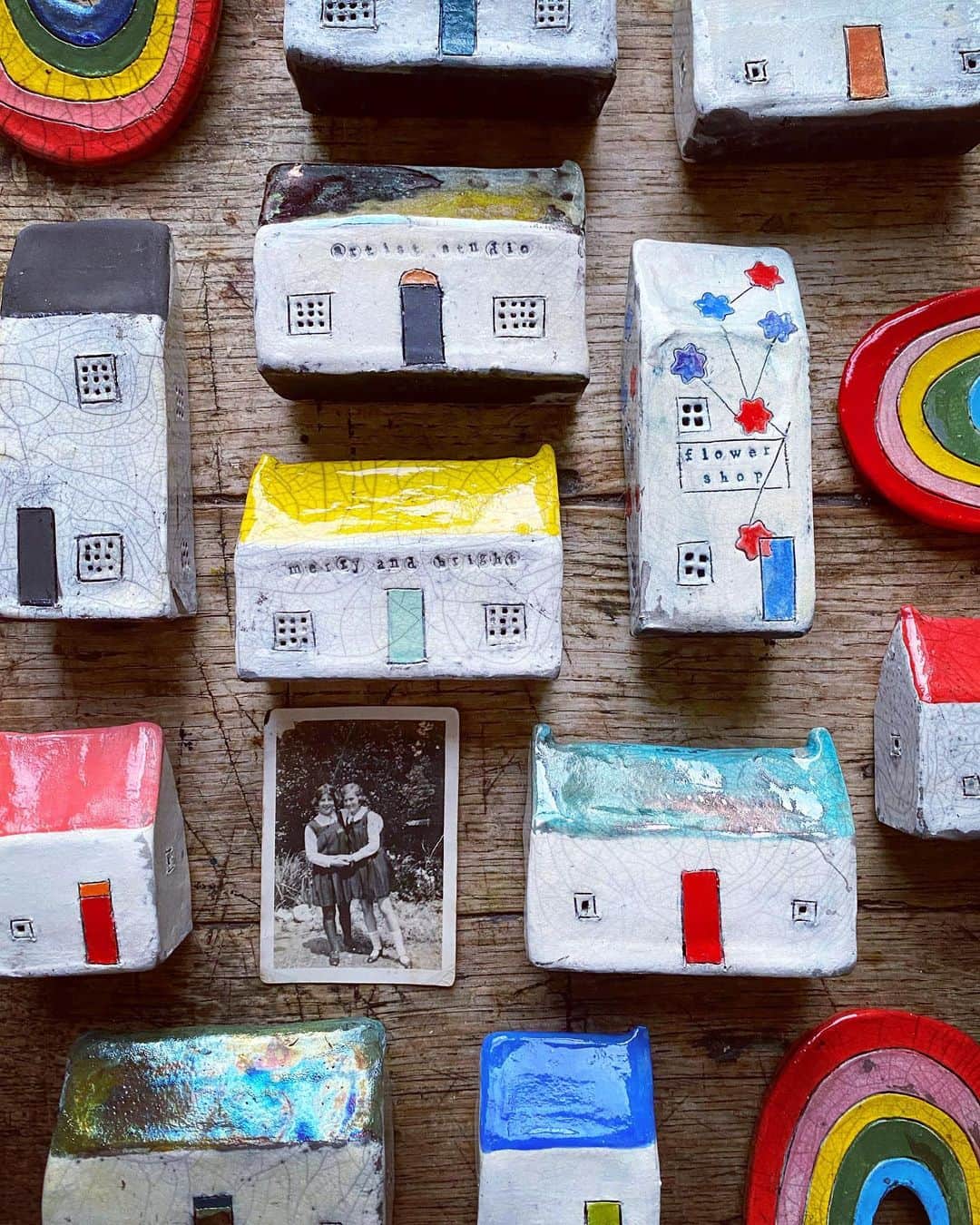 Tea and sittingのインスタグラム：「🏡 🔎Second day of the #onlineopenhouse artist interviews and I’ll be talking Live this morning at 11am GMT with @amandabanhamceramics about her amazing work and inspirations so if you fancy joining us with tea and a biscuit we’ll be there! ☕️🍪 #shopsmall #shopindependent #artistsopenhouses」