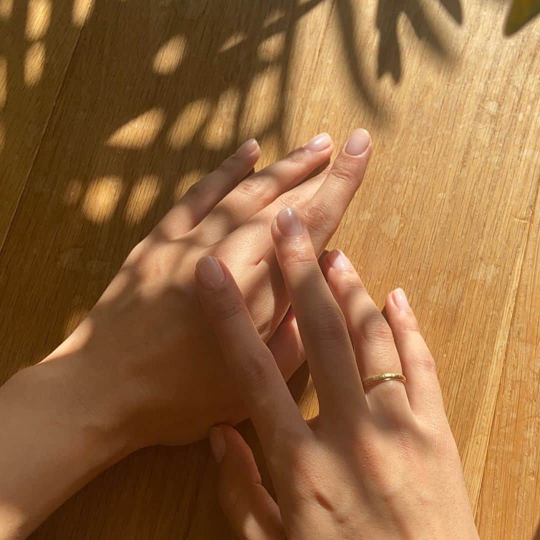 中田クルミさんのインスタグラム写真 - (中田クルミInstagram)「自爪の補強を @chiekonakayama さんにお願いしました(⌒‿⌒) 撮影中はネイル出来ないですが、爪が割れるのと身体を掻いちゃうのを防ぐためにちょっとだけ厚みを出してます。#nail」11月11日 17時20分 - kurumi_nakata