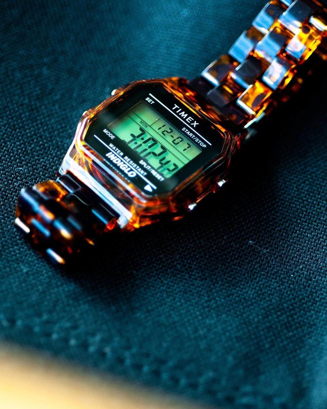 BEAMS MENさんのインスタグラム写真 - (BEAMS MENInstagram)「… TIMEX  “TORTOISE SHELL” ・ 毎シーズン好評を博す<TIMEX(タイメックス)>とのコラボレーション。 今回は “TORTOISE SHELL”と銘打ちブランドを代表するモデル「オリジナルキャンパー」と「クラシックデジタル」を初のべっ甲カラーに別注。さらに、バンドをブレスレット仕様に変更し遊び心がありながら上品な印象に仕上げました。他にもBEAMS BOYでは白文字盤タイプも展開します。全国のBEAMS店舗とBEAMS公式オンラインショップにて発売します！ ・ @timex @beams_official #timex #beams #beamsboy #originalcamper #classicdigital」11月11日 17時24分 - beams_mens_casual