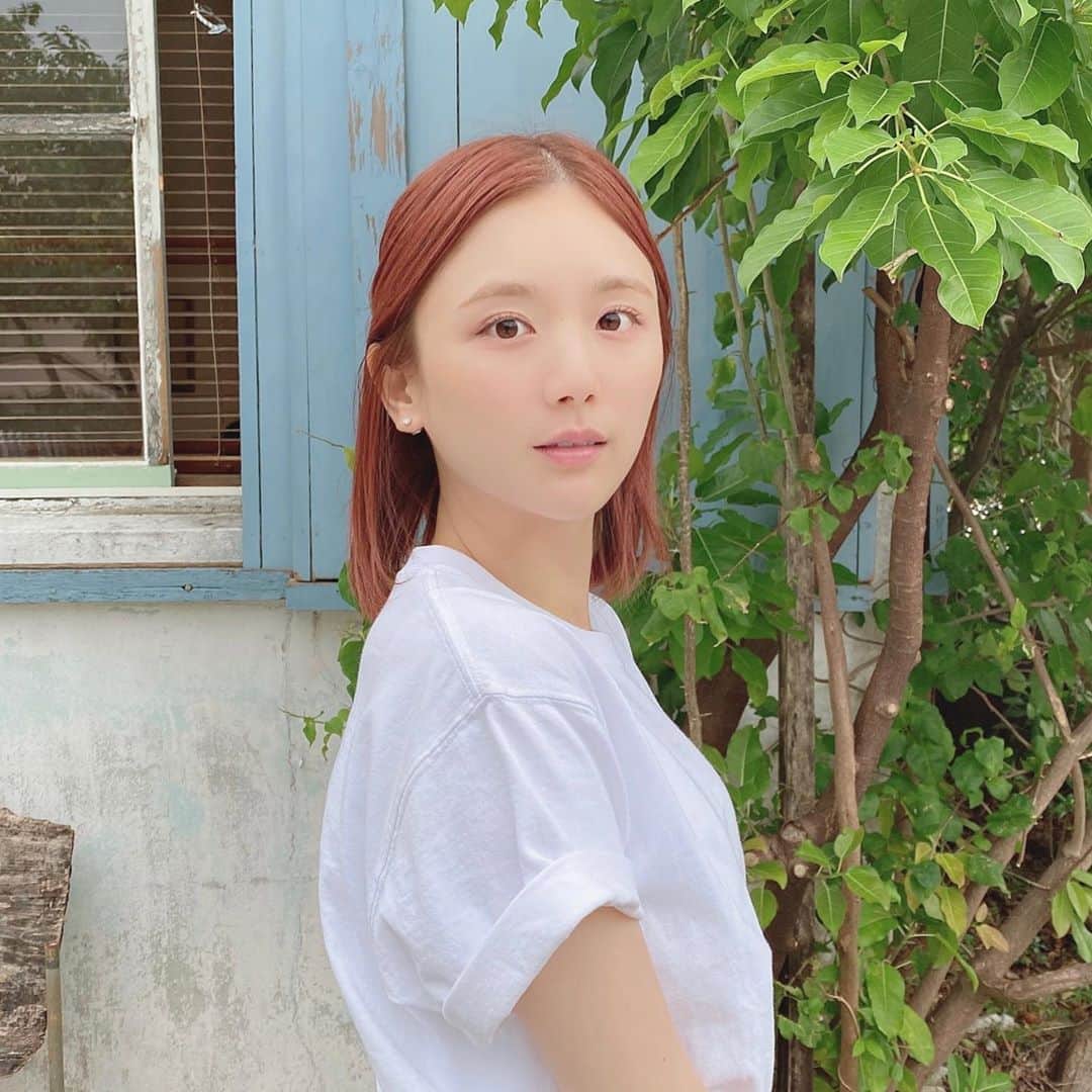 ひよんのインスタグラム：「🌴🌈🌻 ㅤㅤㅤㅤㅤㅤㅤㅤㅤㅤㅤㅤㅤ 昨日からお休みいただいて沖縄旅行に来てるよ✈️💓 今回はアボジとオンマとの親子3人旅☺️ 最近東京は寒くて少し寂しかったけど、 夏に戻った気分でよい気分😝🌽笑 ㅤㅤㅤㅤㅤㅤㅤㅤㅤㅤㅤㅤㅤ @9unq.official のTシャツもお外で久しぶりに着れた😍 シュシュも9unqだけど、これはすごく人気でsoldout🥺！ みんなありがとう🥺💓💓 ㅤㅤㅤㅤㅤㅤㅤㅤㅤㅤㅤㅤㅤ ひよん雑貨の #twinsh のアイテムも まだ何個かあるみたいだから、 是非チェックしてみてね☺️💋✨ ㅤㅤㅤㅤㅤㅤㅤㅤㅤㅤㅤㅤㅤ 髪の毛がまとまり気味なのは 昨日つけすぎたオイルのせいだよ😐🙄爆ww ㅤㅤㅤㅤㅤㅤㅤㅤㅤㅤㅤㅤㅤ #9unq #fashion #okinawa #trip #familyvacation #꾸안꾸 #희영 #오키나와여행 #오키나와 #휴가 #가족여행 #クアンク #ひよん雑貨 #ひよん #沖縄 #沖縄旅行 #家族旅行」