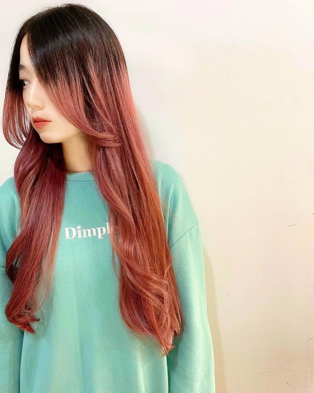 高田志織のインスタグラム：「New Color💇‍♀️ 前髪が伸びてきたので、顔周りを外に巻くのにハマっています。 @nagoya_crazyjr  #longhair#gradationcolor#gradationhair#pinkhair」