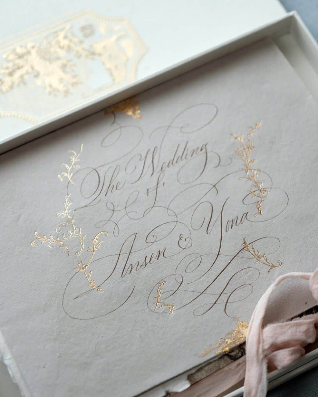Veronica Halimさんのインスタグラム写真 - (Veronica HalimInstagram)「The handmade suite for @evelyneyona and @ansen_times big day tomorrow! Congratulations! —  #vhcalligraphy #truffypi #カリグラフィー #カリグラフィースタイリング #モダンカリグラフィー #calligraphystyling #カリグラフィーワークショップ #weddingstationery #moderncalligraphy #handmadepaper  #penmanship #ウェディング #ウェディングアイテム #カリグラファ #スタイリングワークショップ #スタイリング #prettypapers #weddingsuite #styledshootbundle」11月11日 23時02分 - truffypi
