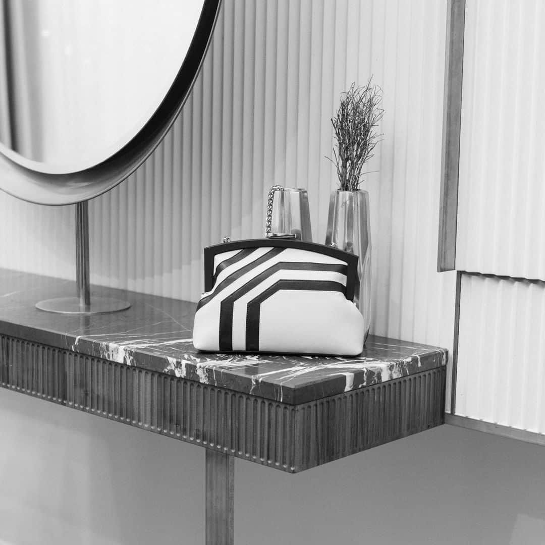 のインスタグラム：「Still life on marble ⠀⠀⠀⠀⠀⠀ ⠀⠀⠀⠀⠀⠀ ⠀⠀⠀⠀⠀⠀ ⠀⠀⠀⠀⠀⠀ ⠀⠀⠀⠀⠀⠀ #milaschon #blackandwhitebag #leatherbag #baggers #handbag #leatherhandmade #fashionstill #geometrydetails #geometrylines」