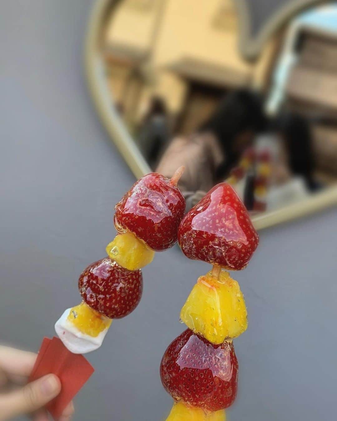 大谷悠妃さんのインスタグラム写真 - (大谷悠妃Instagram)「フルーツ飴をスマートに 可愛く食べれる人いない説。」11月11日 22時55分 - 0tani729