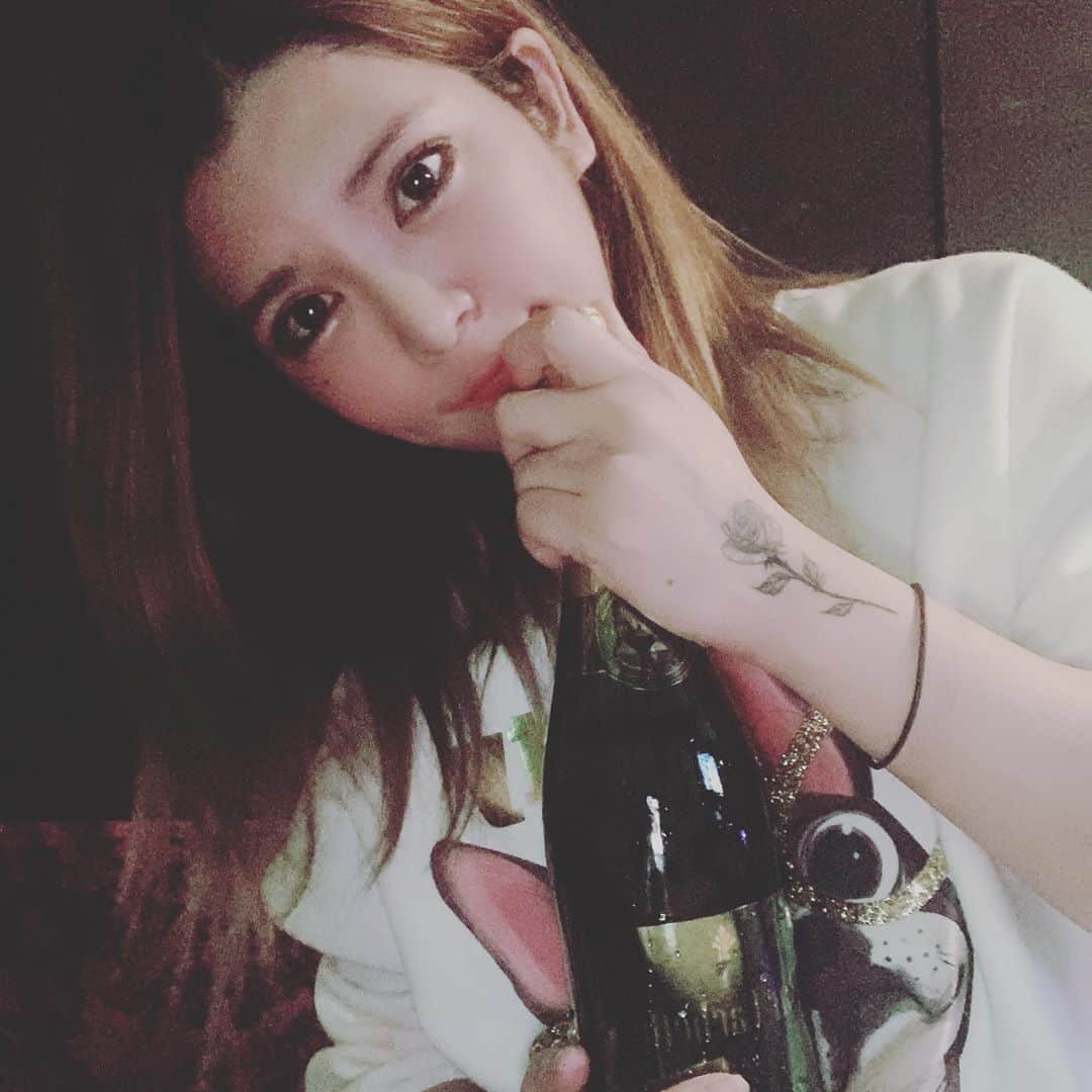 坂口杏里のインスタグラム：「バー山田様ありがとうございました😊 さて！  １時から  Bar Cachette(カシェット) 東京都新宿区歌舞伎町2-11-7 メトロビル4階 営業時間 1:00～7:00  お待ちしてますん💕 男性１時間3000円 女性１時間1500円 （飲み放題）  まってまーす！👌👌💕カラオケ、写メ、ライン交換しましょーこ😍」