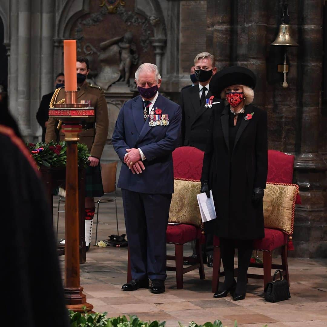 ロイヤル・ファミリーさんのインスタグラム写真 - (ロイヤル・ファミリーInstagram)「'Greater love hath no man than this, that a man lay down his life for his friends.’ . The Prince of Wales reads from John 15: 12-17 during a service to mark the centenary of the burial of the Unknown Warrior at Westminster Abbey earlier today. . The ‘warrior' - an unknown British serviceman - was brought from France in 1920. His final resting place has become a symbol of commemoration for all those who have lost their lives in service of their country, and in particular for those whose bodies were never recovered and given a proper burial. . During the service, His Royal Highness laid a wreath of red roses and bay leaf, a replica of that laid by his great grandfather King George V in 1920. . To find out more about the grave of the Unknown Warrior, follow our link in bio. . . . .  #TwoMinuteSilence #armisticeday #poppyappeal #WW1 #armisticeday100」11月11日 22時57分 - theroyalfamily