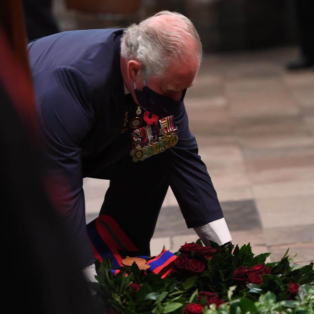 ロイヤル・ファミリーさんのインスタグラム写真 - (ロイヤル・ファミリーInstagram)「'Greater love hath no man than this, that a man lay down his life for his friends.’ . The Prince of Wales reads from John 15: 12-17 during a service to mark the centenary of the burial of the Unknown Warrior at Westminster Abbey earlier today. . The ‘warrior' - an unknown British serviceman - was brought from France in 1920. His final resting place has become a symbol of commemoration for all those who have lost their lives in service of their country, and in particular for those whose bodies were never recovered and given a proper burial. . During the service, His Royal Highness laid a wreath of red roses and bay leaf, a replica of that laid by his great grandfather King George V in 1920. . To find out more about the grave of the Unknown Warrior, follow our link in bio. . . . .  #TwoMinuteSilence #armisticeday #poppyappeal #WW1 #armisticeday100」11月11日 22時57分 - theroyalfamily