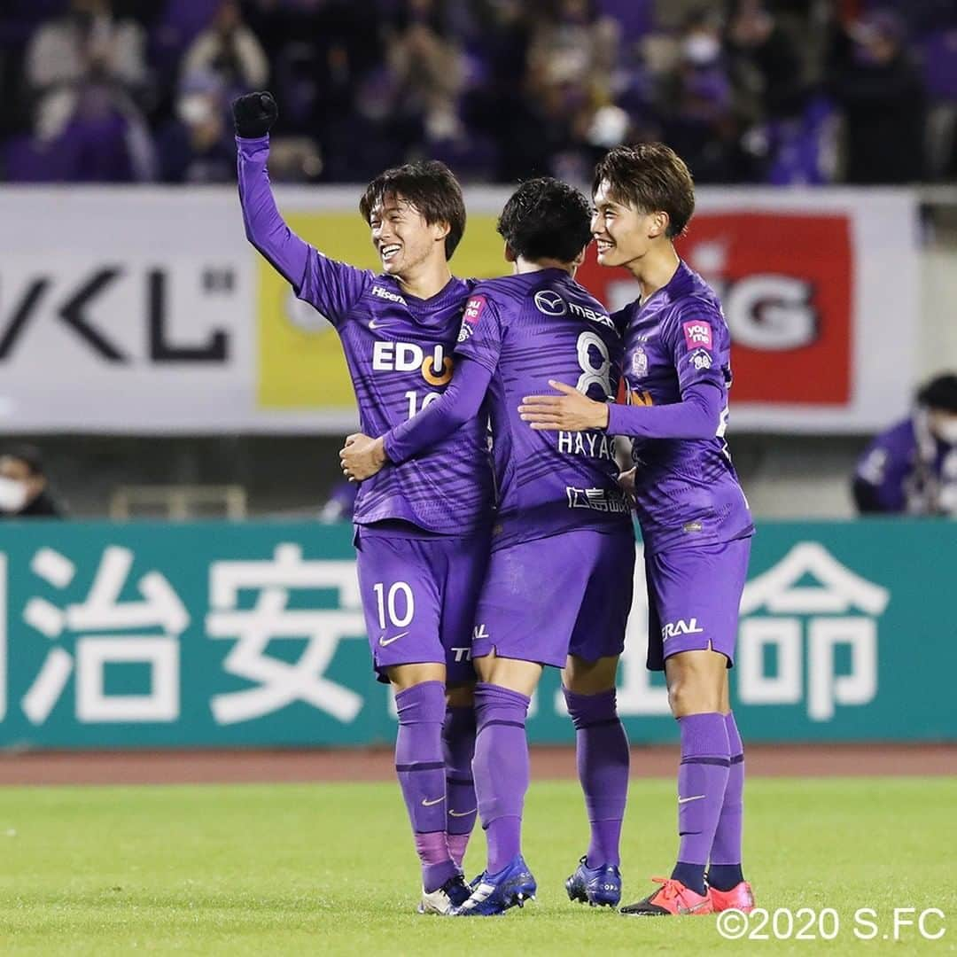 サンフレッチェ広島さんのインスタグラム写真 - (サンフレッチェ広島Instagram)「. ⚽️明治安田生命J1リーグ第7節　試合結果⚽️ サンフレッチェ広島　2-0　名古屋グランパス 前半：1-0 後半：1-0 【得点者（広島のみ）】レアンドロ・ペレイラ、森島司  一瞬の隙を突いて先制点を挙げ、鮮やかなFKで追加点と理想的な完封勝利を飾る🙌  平日ナイトゲームながらも、最後まで応援いただきありがとうございました🙇  #川辺駿 選手 #レアンドロペレイラ 選手 #荒木隼人 選手 #野上結貴 選手 #茶島雄介 選手 #森島司 選手 #城福浩 監督 #青山敏弘 選手」11月11日 22時58分 - sanfrecce.official