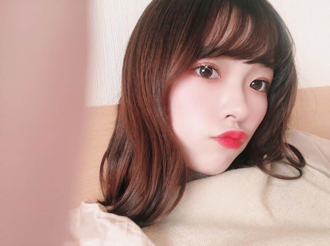 のインスタグラム：「もしもーし🐾 . . 目がキラーん✨ . . #ヘアアレンジ #ヘアカラー #ヘアモデル #巻き髪 #巻き方 #前髪 #メイク #冬カラー」