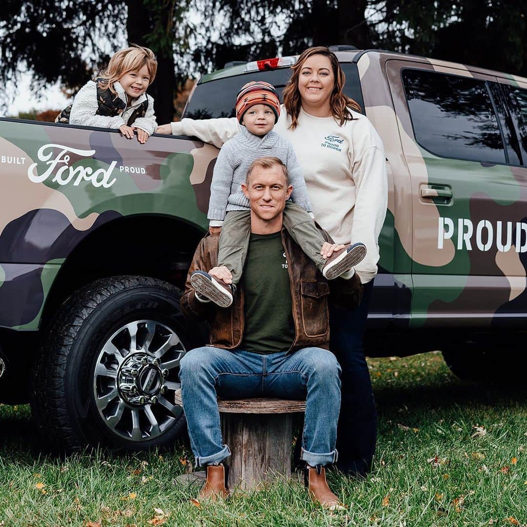 Fordさんのインスタグラム写真 - (FordInstagram)「Who are you #ProudToHonor? 👇 ・ We’re proud to support service members and their families through our Proud to Honor initiative, which builds on our long-standing relationship with military members by raising awareness and donations to give back to those who so selflessly serve. ・ 📷: Army Major Andrew Brigman and Family Members of Blue Star Families #VeteransDay #Veterans #Military #MilitaryFamily #DAV #BlueStarFamilies #FordTrucks #SuperDuty」11月11日 23時00分 - ford
