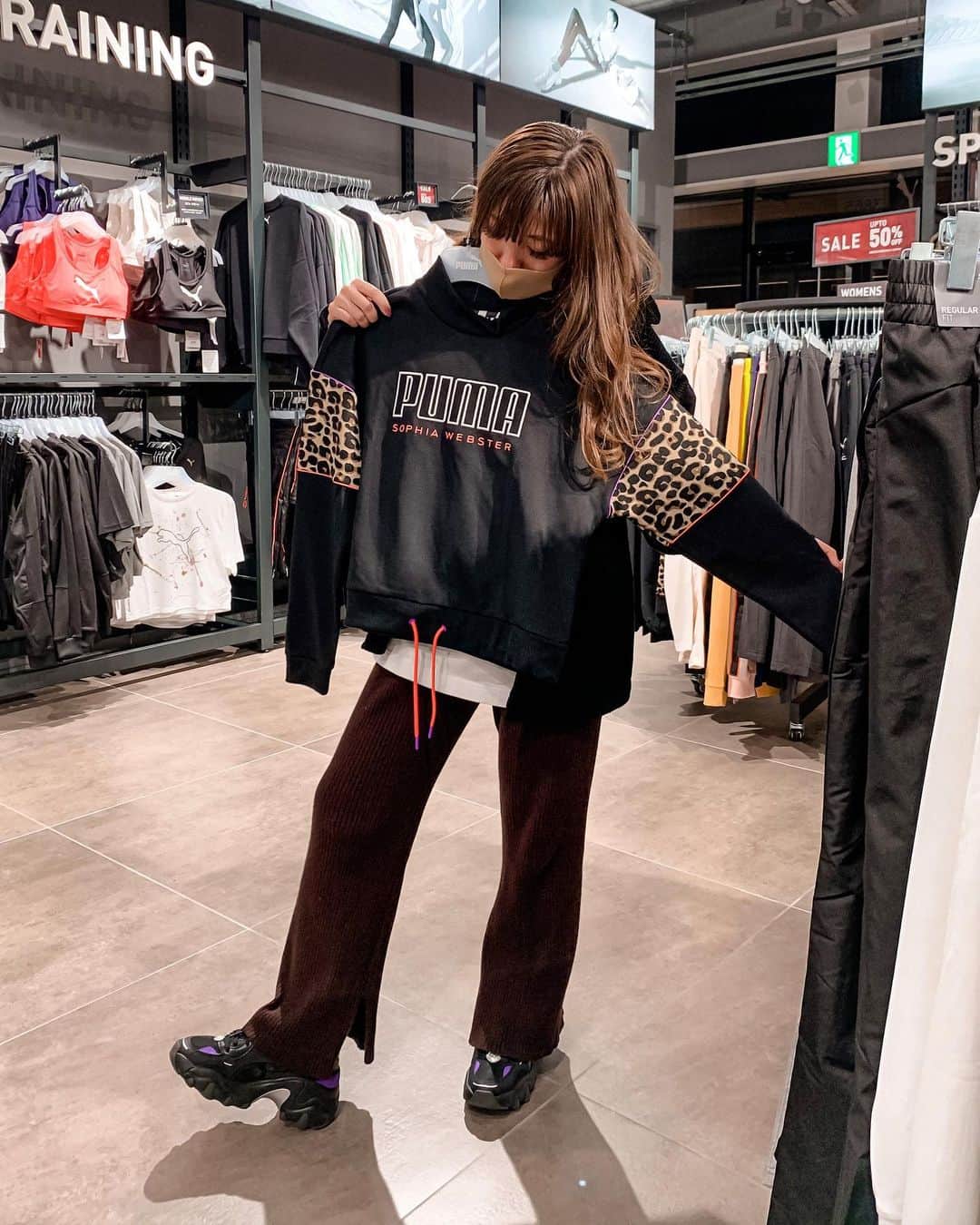 のインスタグラム：「． 🤎🐆🖤🌻🧡 ． 靴にピッタリな服見つけたんだけど…… 勇気がなくて 買わなかったヒョウ柄…… 娘に撮ってもらった(笑) 最近puma可愛か〜ぁ🐆🖤 ． 気分の連投しよっと😏 ．  #筋トレ#フィットネス#ダイエット #instagramers#like#love#photogenic #couple#instalike#instagood#instadaily#ootd#instafashion #flower#instalove #f4f #fff #いいね返し #いいね返しは絶対 #フォロバ100 #likeforfollow #lfl #followｍe #lovethem #いいね」