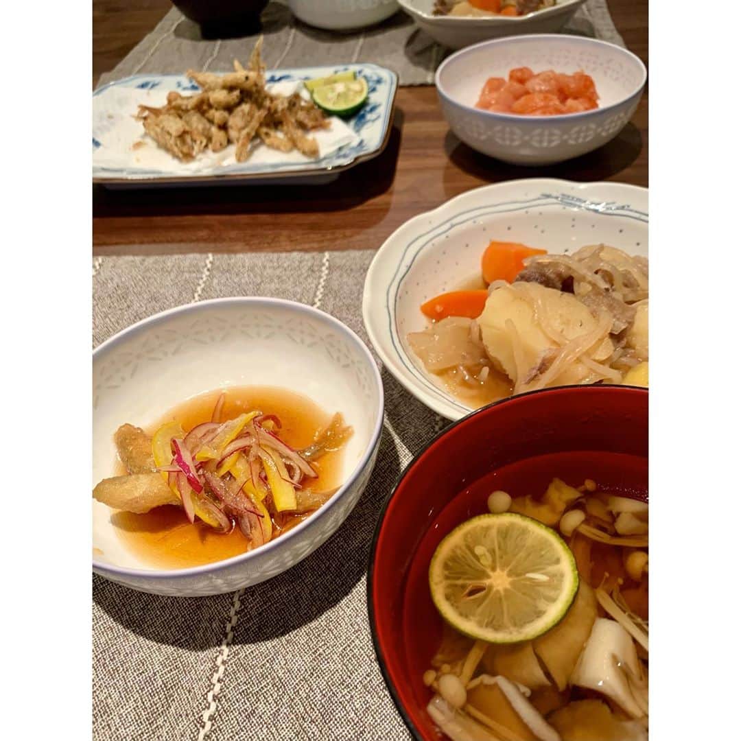 VANRIさんのインスタグラム写真 - (VANRIInstagram)「* まやちゃん @maya_aoki_ が ワカサギ釣りたてを持ってきてくれたので 一緒に #おうちごはん 作ったよよよ🍴 ☑︎ ワカサギの南蛮漬け ☑︎ ワカサギの唐揚げ ☑︎ きのこたっぷりすだちお汁 ☑︎ 肉じゃが お家でまったり楽しかったね〜 ゆりえちゃん @_yurieyoshida_ もまたすぐね〜！」11月11日 17時32分 - vanri0121