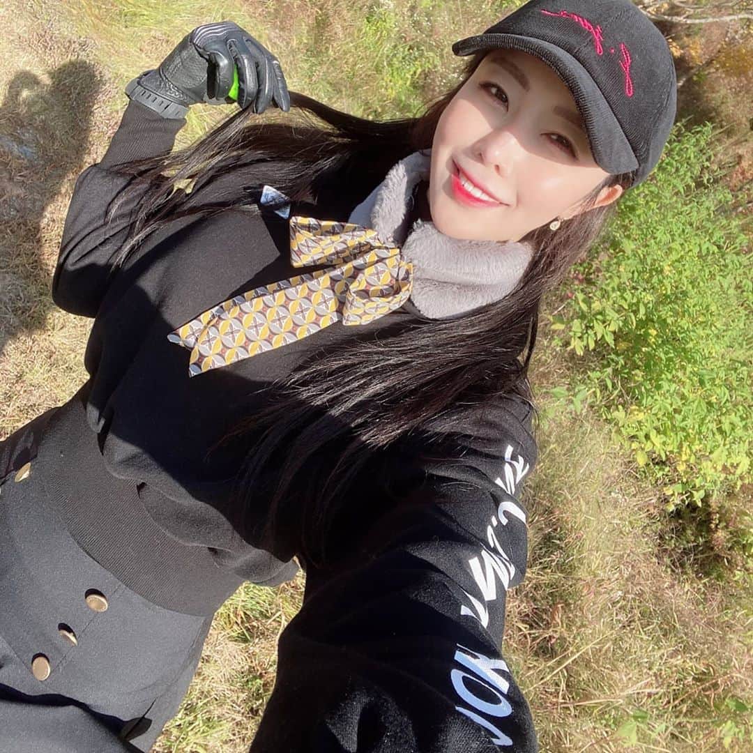 J.JANE JAPANさんのインスタグラム写真 - (J.JANE JAPANInstagram)「. Corduroy ballcap (Black)  ¥6,720 . Look at me MTM（Black） ¥26,000 . Button Flower Skirt (Black) ¥20,200 . Petit fur muffler (Gray) ¥7,900 . . .#golf#골프 #ゴルフ#golfwear #j_jane #j_jane_golf #スポーツ#golfswing #ドライバー#アイアン#golf#fashion#韓国ファッション#ゴルフ好き#golfing#golfer #ゴルフウエア #ゴルフスイング#ゴルフ女子#ゴルフ男子#トレーニング#ゴルフ部#ゴルフ初心者#打ちっ放し#パター練習#コンペ」11月11日 17時33分 - j.jane_japan