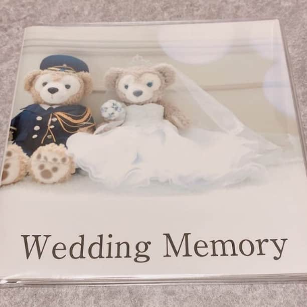 のインスタグラム：「本日ご紹介するのは、 ymym_wedding0320 (@ymym_wedding0320)さまの作品👰 前撮りお写真を おさめたウェディングブックです❣️ . 『データでしか前撮りの写真が なかったので アルバムをつくろうと おもったのがきっかけです✨ . 両親にもカタチに 残るものを渡すことができ、 自分たちも素敵なアルバムを つくることが できたので大変満足です⭐️ . いろいろな レイアウトができるのが 嬉しかったです😊』 と、ymym_wedding0320 (@ymym_wedding0320)さま🧚‍♀️ . せっかく撮った素敵な 前撮り写真は カタチにしておきたいですよね💐 2枚目以降の中面の お写真を見るとたくさんの カットがあって充実の 内容になっています💌 . 中面のレイアウトも いろいろな種類を 試されていて こだわりも深い 素敵な作品になっています🌿 . 今回の作品では、 ROUGHの24ページが 使用されています👏 統一感のあるレイアウトが すっきりまとめてくれるので、 今回の作品のように カット数が多い作品にも ぴったりですよ🐝 . ymym_wedding0320 (@ymym_wedding0320)さま、 今回は素敵な作品を ありがとうございました😍 . #photoback #フォトバック #フォトアルバム #フォトブック #フォトブックづくり #アルバム #photo #写真 #photoback作品紹介2020 #ROUGH #写真整理 #結婚式 #結婚 #ブライダル #結婚アルバム #花嫁 #ウェディング #ウェディングブック #プレ花 #前撮り #前撮りアルバム #ウェディングフォト」