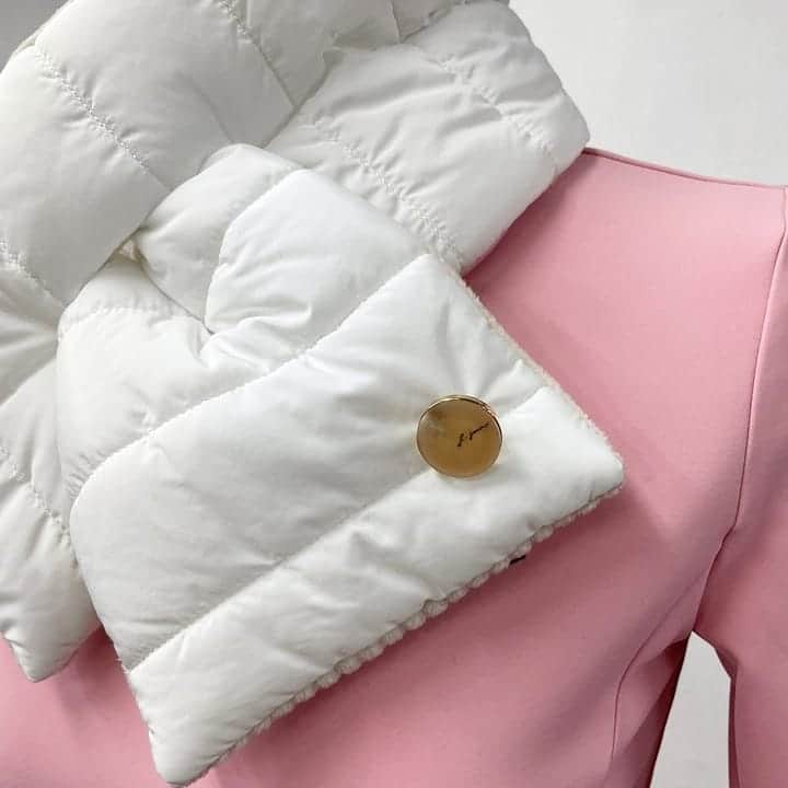 J.JANE JAPANさんのインスタグラム写真 - (J.JANE JAPANInstagram)「New♡ . Hot padding muffler (White) ¥8,600 . J.JANE ホッカイロを入れられるダウンマフラーが登場。  これからの寒い時期、 ホッカイロを入れられるポケットが ついているので 首元を暖かくしてお過ごしいただけるアイテムとなります。  シンプルなデザインで 私服とも合わせやすい 3色展開のカラーを是非お楽しみください。  【商品紹介】  商品番号:J4W59PM01WH -Color : Pink/White/Black (3color) -Size : F  長さ：82cm 幅：15cm . #golf#골프 #ゴルフ#golfwear #j_jane #j_jane_golf #スポーツ#golfswing #ドライバー#アイアン#golf#fashion#韓国ファッション#ゴルフ好き#golfing#golfer #ゴルフウエア #ゴルフスイング#ゴルフ女子#ゴルフ男子#トレーニング#ゴルフ部#ゴルフ初心者#打ちっ放し#パター練習#コンペ」11月11日 17時37分 - j.jane_japan
