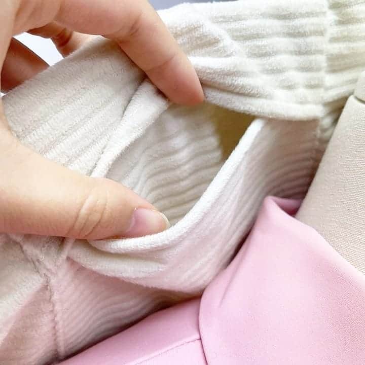 J.JANE JAPANさんのインスタグラム写真 - (J.JANE JAPANInstagram)「New♡ . Hot padding muffler (Pink) ¥8,600 . J.JANE ホッカイロを入れられるダウンマフラーが登場。  これからの寒い時期、 ホッカイロを入れられるポケットが ついているので 首元を暖かくしてお過ごしいただけるアイテムとなります。  シンプルなデザインで 私服とも合わせやすい 3色展開のカラーを是非お楽しみください。  【商品紹介】  商品番号:J4W59PM01PK -Color : Pink/White/Black (3color) -Size : F  長さ：82cm 幅：15cm . #golf#골프 #ゴルフ#golfwear #j_jane #j_jane_golf #スポーツ#golfswing #ドライバー#アイアン#golf#fashion#韓国ファッション#ゴルフ好き#golfing#golfer #ゴルフウエア #ゴルフスイング#ゴルフ女子#ゴルフ男子#トレーニング#ゴルフ部#ゴルフ初心者#打ちっ放し#パター練習#コンペ」11月11日 17時42分 - j.jane_japan