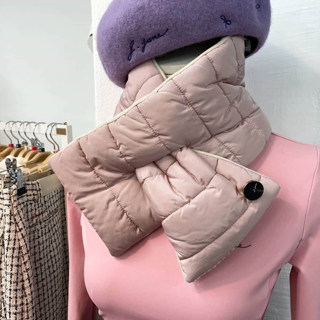 J.JANE JAPANさんのインスタグラム写真 - (J.JANE JAPANInstagram)「New♡ . Hot padding muffler (Pink) ¥8,600 . J.JANE ホッカイロを入れられるダウンマフラーが登場。  これからの寒い時期、 ホッカイロを入れられるポケットが ついているので 首元を暖かくしてお過ごしいただけるアイテムとなります。  シンプルなデザインで 私服とも合わせやすい 3色展開のカラーを是非お楽しみください。  【商品紹介】  商品番号:J4W59PM01PK -Color : Pink/White/Black (3color) -Size : F  長さ：82cm 幅：15cm . #golf#골프 #ゴルフ#golfwear #j_jane #j_jane_golf #スポーツ#golfswing #ドライバー#アイアン#golf#fashion#韓国ファッション#ゴルフ好き#golfing#golfer #ゴルフウエア #ゴルフスイング#ゴルフ女子#ゴルフ男子#トレーニング#ゴルフ部#ゴルフ初心者#打ちっ放し#パター練習#コンペ」11月11日 17時42分 - j.jane_japan