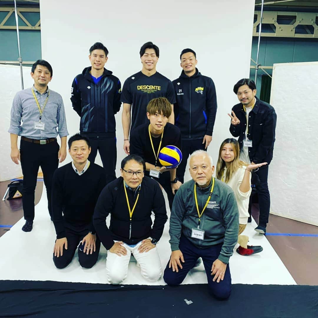 清水邦広さんのインスタグラム写真 - (清水邦広Instagram)「いつもお世話になっているDESCENTEの撮影をしました。 今回は、 今村選手と兒玉選手も一緒で とてもかっこよく撮って頂いたので みなさん是非DESCENTEをチェックしてみてください！  バレーボールウェアも今回も最高にかっこよかったです！  #DESCENTE #パナソニックパンサーズ #今ムー #兒玉ちゃん」11月11日 17時44分 - gorikuni0811