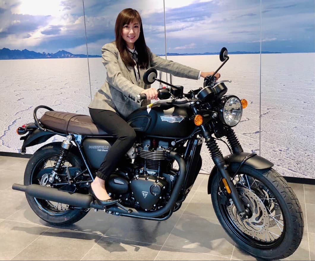 のインスタグラム：「昨日、お店にバイクが入庫されたので、早速見てきました✨ あ〜、カッコイイ😍 納車が楽しみだなあ〜❤️ パーツが揃わないと！だから、もう少しかかります🤣  #トライアンフボンネビルt120  #triumph  #初心者  #トライアンフ #大型バイク女子 #バイカー #バイク  #バイク女子 #女性ライダーと繋がりたい  #バイク好きな人と繋がりたい  #ママモデル #bike #アラフィフ   #女子ライダー」