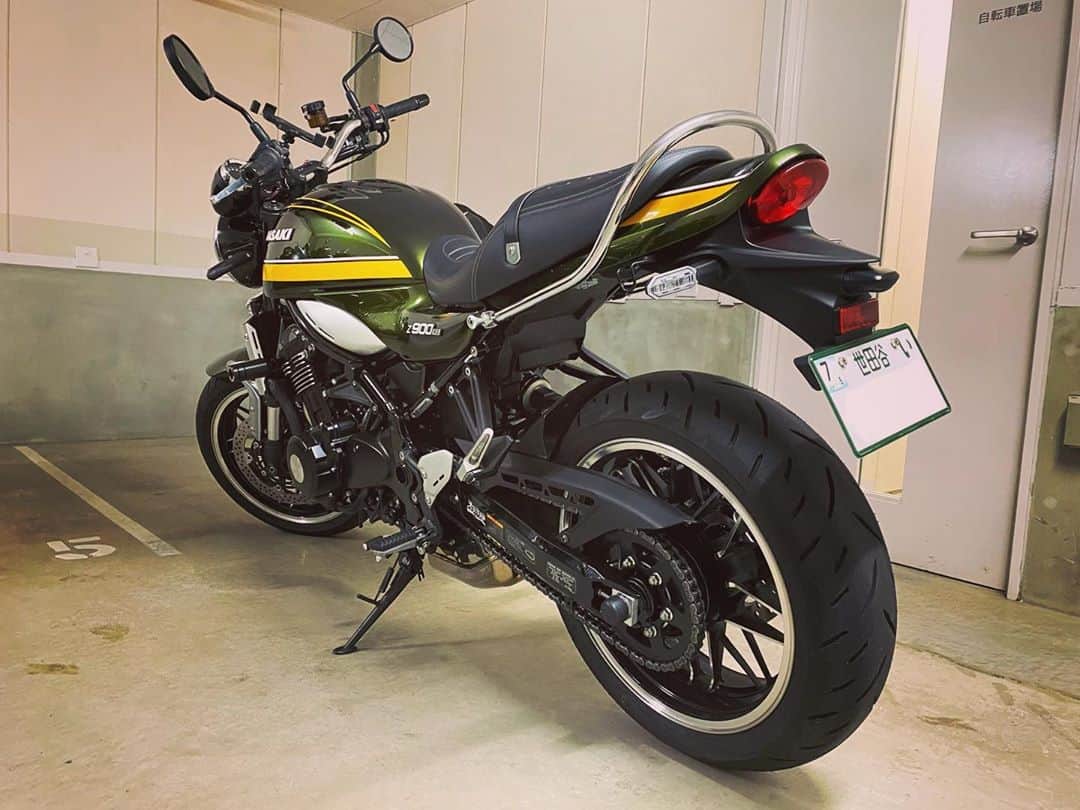 浅田信一のインスタグラム：「バイクをセルフカスタム🛠  1枚目がビフォーで3枚目がアフター。  2枚目はオマケ写真のガソリンタンク。Kawasakiのエンブレムは昔風のやつに変えてある。  さて、どこが変わったでしょうか？  #z900rs  #kawasakiz900rs」