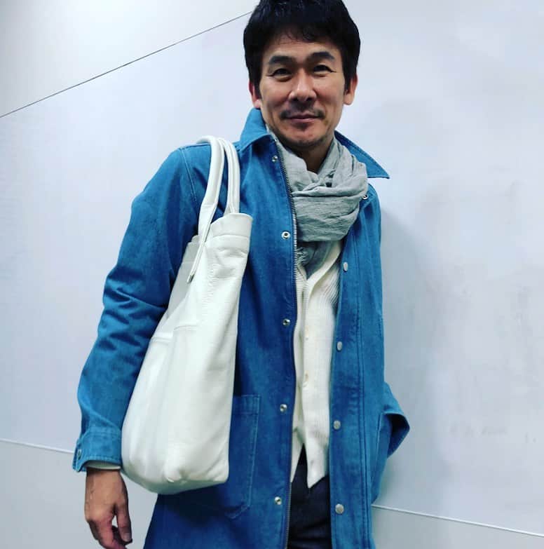 伊原剛志さんのインスタグラム写真 - (伊原剛志Instagram)「最近気に入ってる  バッグとジーンズのコート  #伊原剛志 #50代ファッション  #コートコーデ  #親父ファッション #役者」11月11日 17時56分 - tsuyoshi_ihara