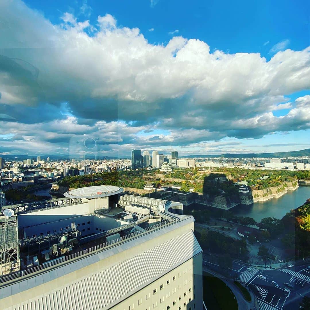 のインスタグラム：「雲が近い  今日はNHK『おちょやん』リハーサルでした😊  直に見るよりも 撮った写真の方が より近くに #雲 を感じます😊  そして日に日に寒くなってきました。 改めて、#手洗い 🤲‼️ #うがい 😲‼️ しっかりやります‼️  そして今日もしっかりと！ #大阪城が写っておりますね😊  あと、景色を撮っている携帯のレンズも😅  #吉本新喜劇   #西川忠志   #感謝」