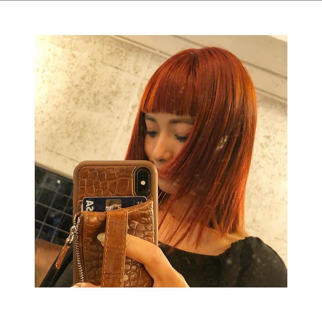 小泉梓さんのインスタグラム写真 - (小泉梓Instagram)「やーっとカラーしに行けたーっ。  こちびが入院になって２日目くらいに美容室予約してあったんだけど、まぁ行けなくて、退院してからも中々で…。  さーっぱり。  前髪も安定の短さ、濃いオレンジも定着してきたかなー？  これくらい濃い色味だと、色落ちが気にならないからすごくいいって事に気づいた。笑  だってこちびいると頻繁に美容室行くの大変なんだもーん。  blocではおもちゃも貸してくれたりして、子連れにも優しいよ。  山本さん、ありがとうございました。  #haircolor #hairstyle #haircut #hairfashion #hairsalon #orange #orangehair #カラー　#美容室　#おんまゆ  #bloc #渋谷　#ヘアサロン　#newhair」11月11日 17時54分 - azusan111