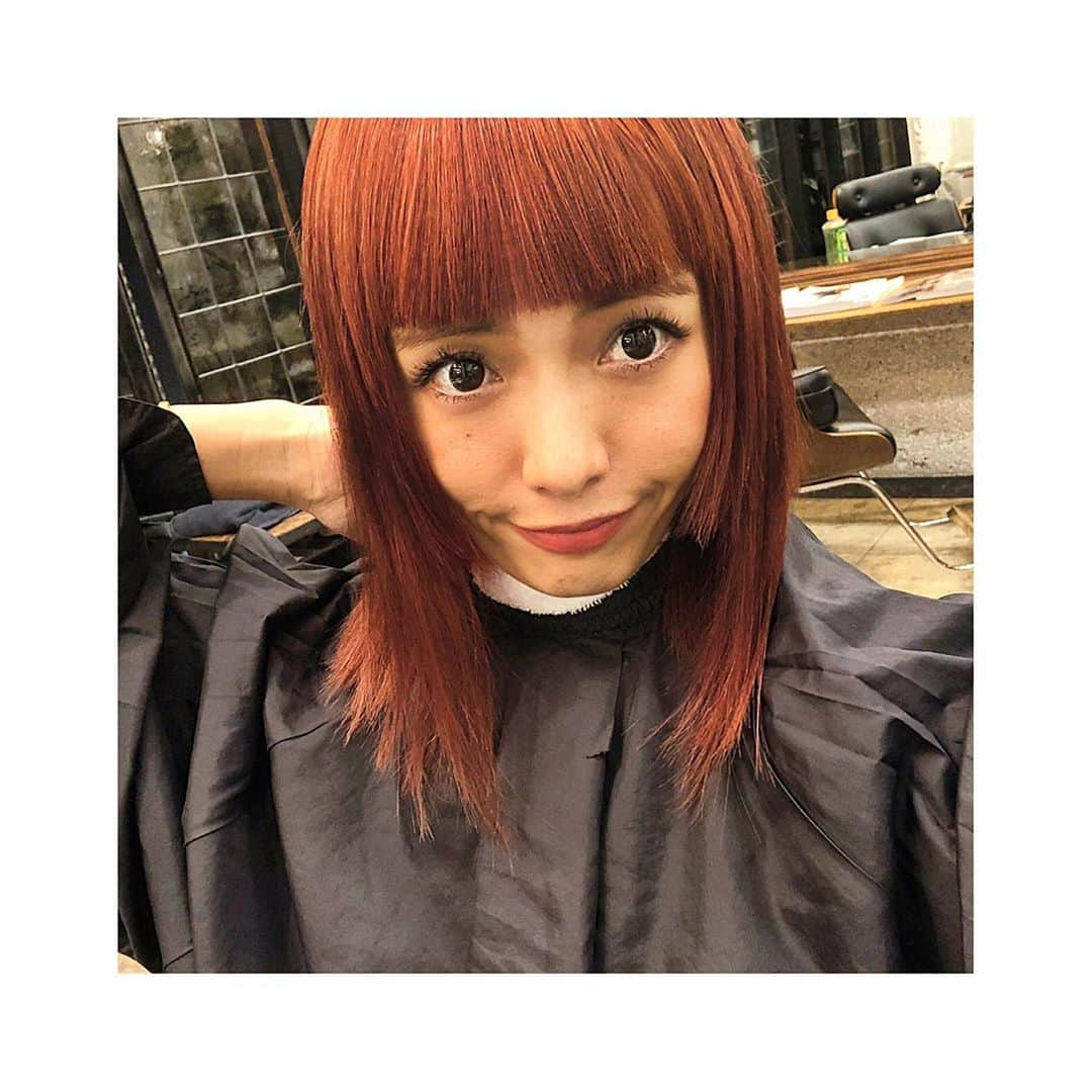 小泉梓さんのインスタグラム写真 - (小泉梓Instagram)「やーっとカラーしに行けたーっ。  こちびが入院になって２日目くらいに美容室予約してあったんだけど、まぁ行けなくて、退院してからも中々で…。  さーっぱり。  前髪も安定の短さ、濃いオレンジも定着してきたかなー？  これくらい濃い色味だと、色落ちが気にならないからすごくいいって事に気づいた。笑  だってこちびいると頻繁に美容室行くの大変なんだもーん。  blocではおもちゃも貸してくれたりして、子連れにも優しいよ。  山本さん、ありがとうございました。  #haircolor #hairstyle #haircut #hairfashion #hairsalon #orange #orangehair #カラー　#美容室　#おんまゆ  #bloc #渋谷　#ヘアサロン　#newhair」11月11日 17時54分 - azusan111