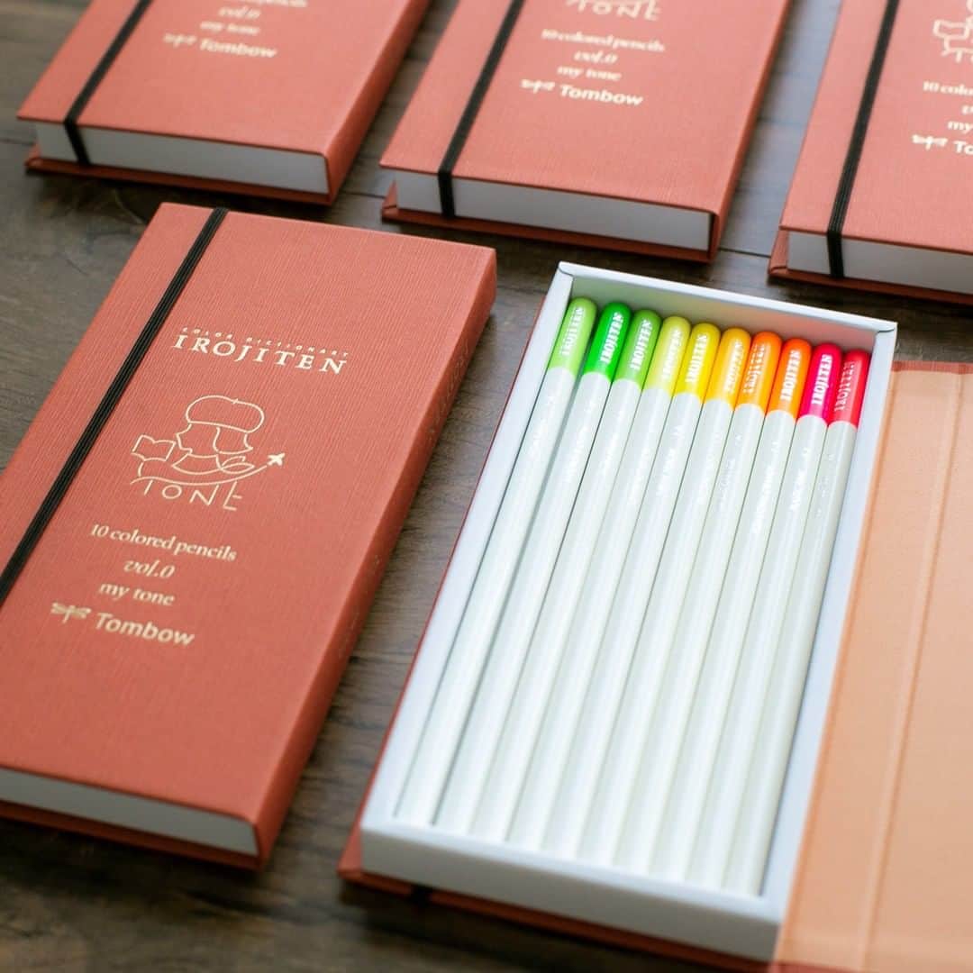 トンボ鉛筆さんのインスタグラム写真 - (トンボ鉛筆Instagram)「#文具女子博 トンボ限定品紹介🌷「色辞典」限定BOX付き10色セット🎨 人気の色鉛筆「色辞典」のブック型パッケージが女子博限定仕様になりました！  パッケージは昨年より少し鮮やかなオレンジ色で、ゴールドの箔押しがされた仕様。 中に入れる色鉛筆はトーン別10色セット10種類から選ぶことができます。 今年も2018年に追加された10色だけのセットを用意しているので、色辞典ファンのみなさまには特におすすめです。  こちらのBOX付き10色セットは1300円(税抜）で販売予定です。 ※BOXのみでの購入はできません。  今年の「文具女子博」は11月27日〜30日に東京流通センターで開催されます。 イベントの詳しい情報やチケット情報など、詳細は文具女子博公式アカウント @bungujoshi  をご確認ください。 . . . #文具女子博2020 #文具女子博戦利品 #トンボ鉛筆 #kawaiizakka #irojiten #色辞典 #色鉛筆イラスト #色鉛筆アート #coloredpencildrawing #coloredpencilart」11月11日 18時00分 - tombowpencil