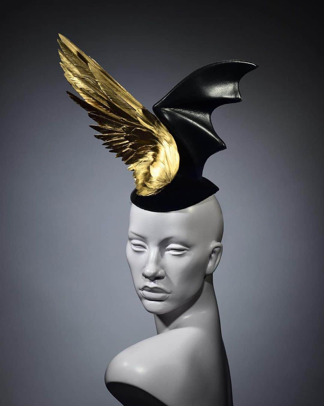 スティーブンジョーンズさんのインスタグラム写真 - (スティーブンジョーンズInstagram)「‘It’s about time’. Winter 20 model millinery collection. ‘Angel or Devil’, a winged cocktail hat in gilded feathers, leather and velvet. #feathers  #leather #velvet  #hautecouture #hautemode #handmade #london」11月11日 18時00分 - stephenjonesmillinery