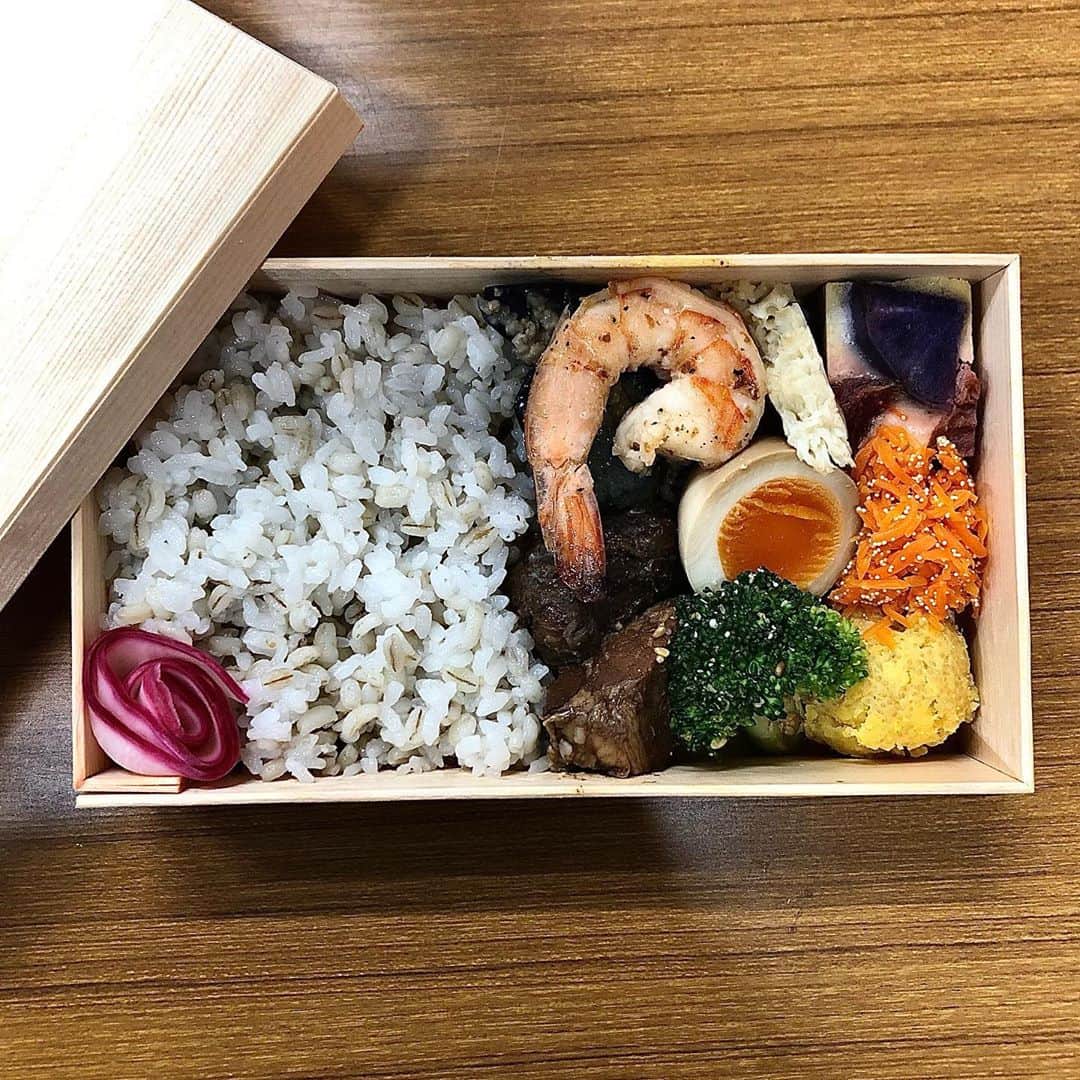 みのり(26)＠東京 ダイエットのインスタグラム：「. . 今日のおべんたぐらむ🍙 . . #ソースマジックケータリング  @sauce_magic_  . . 豚カタロース紅茶煮 ナスのグリーンカレー風そぼろ エビのマーガオ🦐 人参たらこ 赤かぶな酢漬け さつまいもと栗のアマランサスのポテトサラダ 味たまご もち麦ご飯 . . さつまいもと栗のポテトサラダが、 甘くておいしかったー😋❤️ . . オシャレで工夫いっぱいの お弁当やさん♡ . 白砂糖、食品添加物、 電子レンジを使用してない お弁当なんだって❣️ . . ごちそうさまでした。 . . . ◉ライザップ公認の紹介アンバサダーです。 〜紹介特典で、お安く入会できます〜 . ▶︎全国どの店舗でもOK ▶︎カウンセリング予約前にご連絡ください . 📺RIZAP TVCM出演 🏅RIZAP BMG ファイナリスト2017.2018 . #お弁当 #lunch #弁当 #お昼ごはん #テイクアウトグルメ #おべんたぐらむ #グルメスタグラム #グルメ女子 #食べるの好きな人と繋がりたい #ロケ弁 #仕出し弁当 #ケータリング #キッチンカー #デリバリー #グルメ好きな人と繋がりたい #東京 #配達弁当 #白砂糖不使用 #添加物不使用 #無添加」