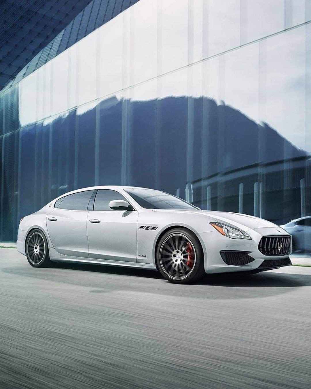 Maserati Japan | マセラティ ジャパンのインスタグラム：「クアトロポルテ。それは、自動車史に燦然と輝く、世界最速のセダンにして、今もなお伝説的な存在。クアトロポルテGTS。  クアトロポルテGTSの詳細はこちら https://www.maserati.com/jp/ja/models/quattroporte/quattroporte-gts  #Maserati #マセラティ #MaseratiJapan #マセラティジャパン #QuattroporteGTS #クアトロポルテGTS」