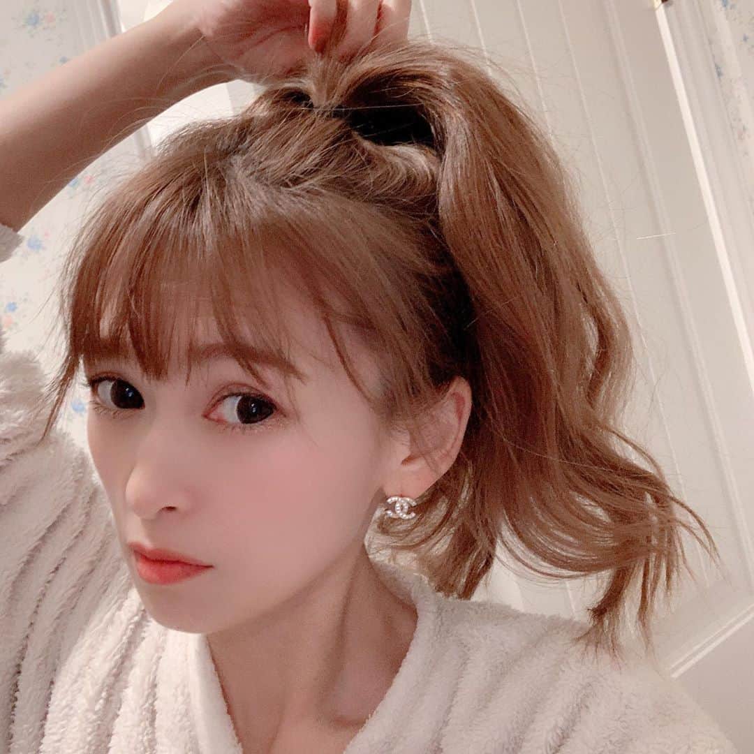 町田亜里香のインスタグラム：「. 〜簡単団子🍡〜 ①お団子したい高さにポニーテール ②毛をねじねじする ③ねじねじした毛をくるくる ④ゴムでとめる ⑤ピンピン跳ねた毛とかをピンでとめる ⑥うなじの毛をちょっとだして アイロンでなみなみにさせる✌️ ⑦頭のてっぺんの毛をちょっとつまみ出す🤏 ⑧とりあえずボサボサでも気にしない✌️ . . . お団子🍡のやり方だよ❤︎ ちなみにねじねじのほうがいいよって 今日インスタライブで フォロワーさんから教えてもらった🤫 . 髪は巻かないでやりました✌️ この工程写真は一度ほどいて やり直したので髪がうねうねです😱 . . わかりづらかったら 今度動画でも出しますねっっ🥺 私の適当で良ければ参考に してくれたら嬉しいです⸜❤︎⸝ メイクした日は、毎日メイクしよ💄 って思うんだけど🥺🥺🥺 結局しばらくメイクしないやつ←笑 . . . #ヘアアレンジ #ヘアアレンジ簡単  #ヘアアレンジ解説 #お団子ヘア  #お団子アレンジ #ママ #ママライフ  #髪型 #髪の毛 #解説」