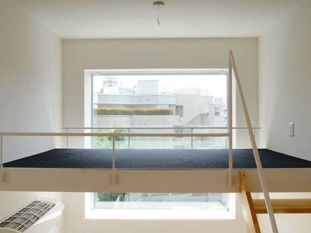 グッドルームさんのインスタグラム写真 - (グッドルームInstagram)「ここは、代官山。言わずと知れたおしゃれな街に、住む。  東京 #代官山 1LDK 31.44㎡  ▼無機質と有機質のホットサンド  ----------------------  スキップフロア＋ロフトの造り。 築浅デザイナーズのお部屋です！  リビングの床は気持ちのいいフローリング。 たっぷり入る陽射しが、 床に反射しているのが良い！ 一方で、天井はコンクリ造り。 この無機質な感じがたまらない。  無機質な天井と有機質な床で、 白を基調としたお部屋をホットサンド。  でも、まだまだ！ 見上げると、さらにお部屋は広がっていますよ。  上階にはオープン収納もあるし、 ここを寝室にして、起き抜けに珈琲淹れて、 バルコニーで朝日を浴びながら、一杯。 それだけで、ハッピーな1日が送れそう。  周囲には、オシャレなカフェもたくさんあるので、 少し早起きして、朝の一杯目の珈琲は、 テイクアウトってのもいいですね〜 んー！　想像が広がるお部屋です！！  ※写真と文章は前回募集時のものです  ・⁠ こちらの物件は実際に住めるお部屋です。詳細はストーリー、ハイライトにて！⁠ ・⁠ こだわりのお部屋探しは、@goodroom_jp から URLをチェック！⁣⁣⁣⁣⁣⁣⁣⁣⁣⠀⁣⠀⁠ ・⠀⁠ ※最新のお家賃につきましては、リンク先物件ページからご確認ください。⁠ ⁠・⁠ #tokyo #goodroom #interiordesign #decoration  #myhome #homedesign #interiordecor #urbanlife #apartment  #生活 #お部屋探し #日々の暮らし #引っ越し #賃貸 #丁寧な暮らし #暮らしを整える #お洒落な暮らし #理想の空間 #間取り図 #シンプルな暮らし #東京 #東京賃貸 #一人暮らし #1人暮らし #1LDK #1LDK賃貸 #メゾネット #デザイナーズ #階段のある家」11月11日 18時00分 - goodroom_jp