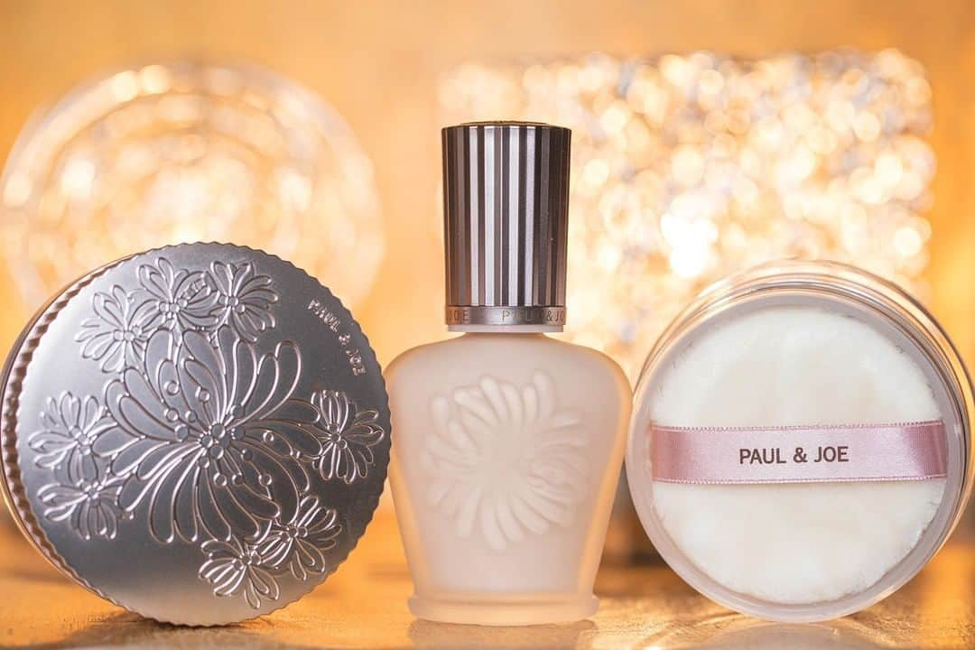 PAUL & JOE BEAUTEさんのインスタグラム写真 - (PAUL & JOE BEAUTEInstagram)「・ Match the mood of the glittering holiday season with an illuminating primer and loose powder.  The color-correcting, light-diffusing effects of lavender pearls create a dimensional, radiant complexion that’s as brilliant, clear, and pure as freshly fallen show.  Finish every holiday look by dressing up the skin  ■Illuminating Foundation Primer  SPF20 PA++ ■Illuminating Loose Powder  キラキラと輝くホリデーシーズンは ラトゥープライマーとラトゥ ルース パウダーで 冬空に光輝く"雪肌”に仕立てましょう。  ラベンダーパールの光コントロール効果で 透明感と立体感のある雪のように輝きを放つ 上質な肌を装います。  ドレスアップの仕上げに 美しい輝きをお肌に纏いましょう。  ■ラトゥー エクラ ファンデーション プライマー N  30ml 4,000円   SPF20 PA++ ■ラトゥー エクラ ルース パウダー  5,000円 #PaulandJoe #paulandjoebeaute #ポールアンドジョー  #basemakeup #primer #beautiful #beauty #instagood #instabeauty  #ベースメイク  #雪肌 #ラトゥー #ラベンダーパール #美容 #美肌 #ツヤ肌 #透明感 #コスメ垢 #デパコス #プライマー #パウダー #ルースパウダー #マスクメイク #うるおい #保湿」11月11日 18時00分 - paulandjoe_beaute