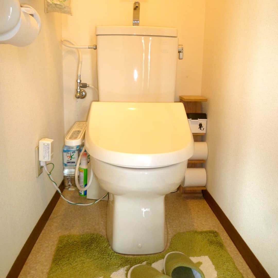 SOMPOホールディングスグループ フレッシュハウス(公式) さんのインスタグラム写真 - (SOMPOホールディングスグループ フレッシュハウス(公式) Instagram)「.⁣ 🏡【キレイが続くトイレ】🏡⁣ ⁣ 浮かせて照明を入れたフロートトイレは、⁣ 足元がすっきりとした空間になっているので⁣ お掃除がしやすくてとってもラク♪⁣ ⁣ 毎日使うトイレが広くてお洒落だと気持ちがいいですね✨⁣ .⁣ .⁣ ■■□――――――――――――⁣ トイレメーカー：TOTO⁣ 商品シリーズ：レストパルF⁣ ――――――――――――□■■⁣ ⁣ ▼公式ホームページ▼⁣ freshhouse.co.jp⁣ ⁣ #フレッシュハウス #freshhouse #リノベーション⁣ #リノベ #リノベーション住宅 #リノベーション事例⁣ #リノベーションライフ #リノベーション記録 #リフォーム⁣ #リフォーム工事 #リフォーム記録 #リフォーム事例⁣ #住宅 #住宅デザイン #施工 #施工事例 #建築 #改築 #改装⁣ #住まい #家 #家づくり #マイホーム #掃除 #お手入れ⁣ #トイレ#トイレリフォーム #フロートトイレ⁣  #TOTO #レストパルF」11月11日 18時01分 - fresh_house_design