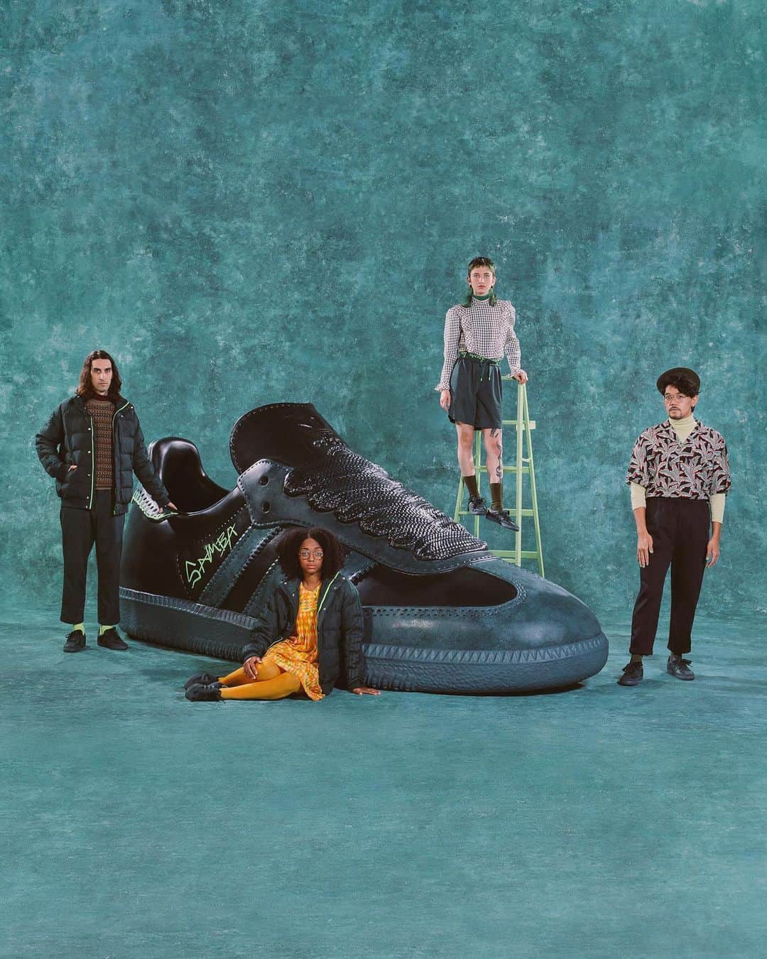 adidas Originalsのインスタグラム：「The latest collection from @jonahhill is inspired by the convergence of vintage aesthetic codes and timeless design. Drawing inspiration from the multihyphenate's upbringing in 90's Los Angeles, this partnership merges influences from music and fashion.  Available November 14 on adidas.com, the Confirmed app and at select retailers.  See more at adidas.com/jonah」