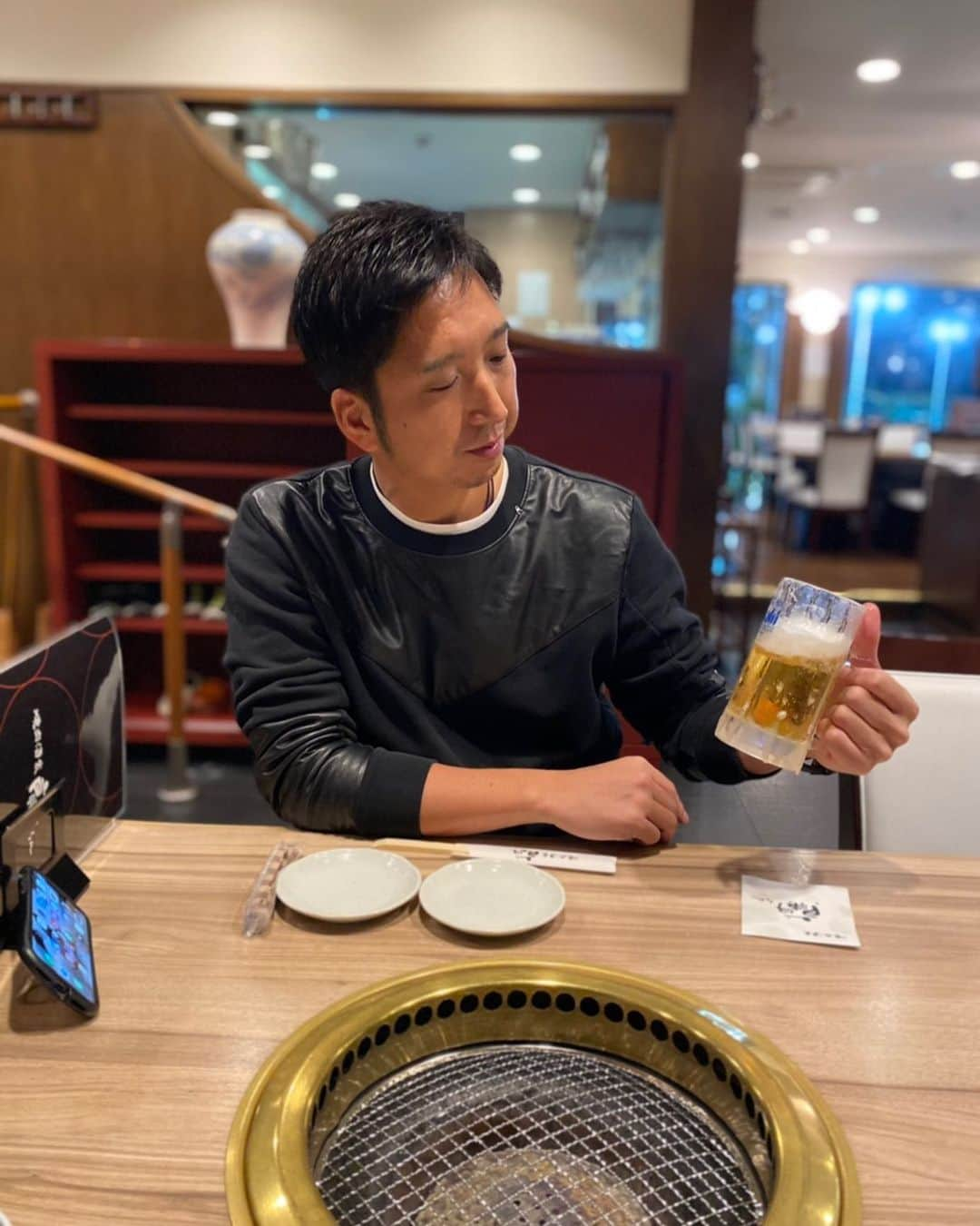 藤川球児さんのインスタグラム写真 - (藤川球児Instagram)「久しぶりの焼肉😭 とりあえずビールっしょ🍺🍺🍺 今日の取材はトータル５時間… #kyuji22  #焼肉  #生ビール」11月11日 18時03分 - fujikawa_kyuji22