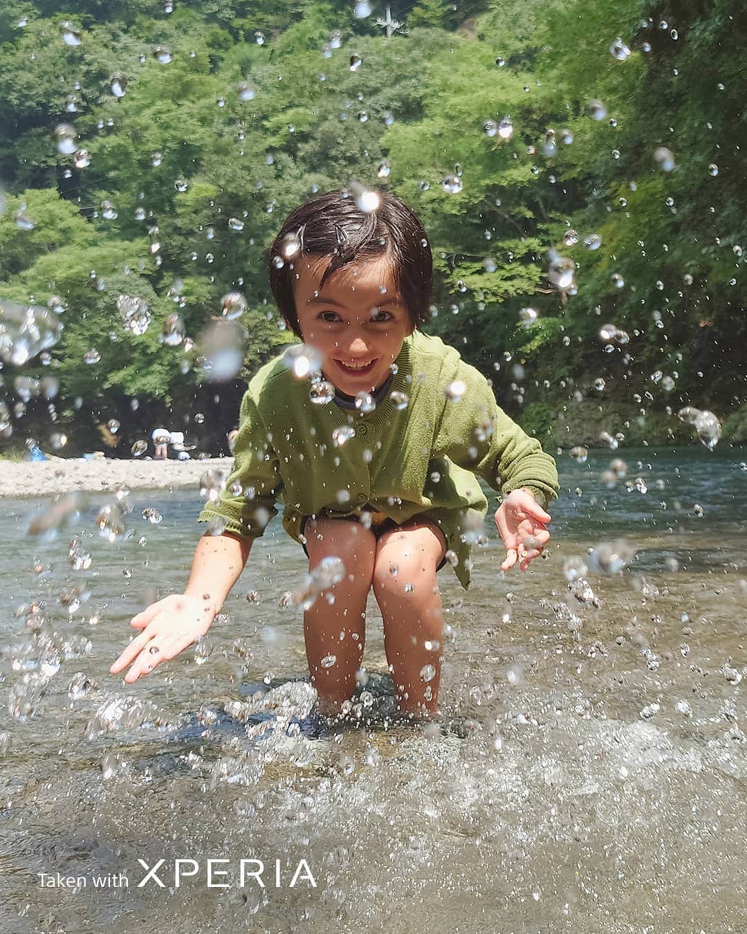 Sony Mobileさんのインスタグラム写真 - (Sony MobileInstagram)「From muddy puddles to river paddles, don’t let the splashes stop you with IP65/68 water resistance on Xperia 5 II.  #TakenWithXperia  #Xperia5II #Sony #SonyXperia #MobilePhotography #Photography #Photographer #Family #Children #SonyPortraits #FamilyPhotography #CaptureTheMoment #PhotographyPro #20fps #WaterResistance  24mm l 1/1000s l f/1.7 l ISO64」11月11日 18時03分 - sonyxperia