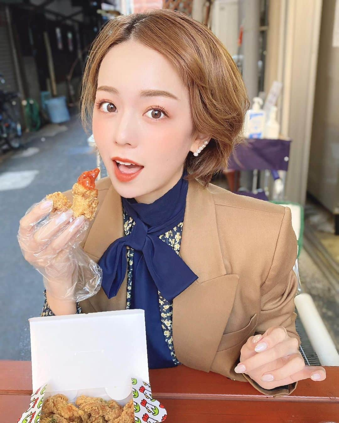 黒田真友香さんのインスタグラム写真 - (黒田真友香Instagram)「最近韓国ドラマよく見るようになってから  ドラマに出てくる食べ物が食べたくなる🤣  韓国ドラマあるあるだよね。笑  特によく出てくるあの美味しそうなチキン！！！！  中々食べる機会なくて、やっと食べれた〜😍💓  大阪の宗右衛門町にあるクリスピーチキンアンドトマト。なんば駅から近くにあって立ち寄りやすいし、  ウーバーイーツでも頼めるので大阪の方は是非🙆‍♀️  私はチーズトマトチキンにしたんだけどチキンがサクサクでチーズとの相性最高だった🥺　  定番のヤンニョムとか、あとマヨネーズ好きだからそれも迷ったからまた食べよ👌笑  ハーフサイズでこの量なので、1人なら全然ハーフでいいと思います😍　@crispychicken_osaka   #クリスピーチキンアンドトマト #CCT宗右衛門町店 #crispychicken #クリスピーチキン #ミナミグルメ #大阪グルメ #PR」11月11日 18時04分 - kurodamayukaxx