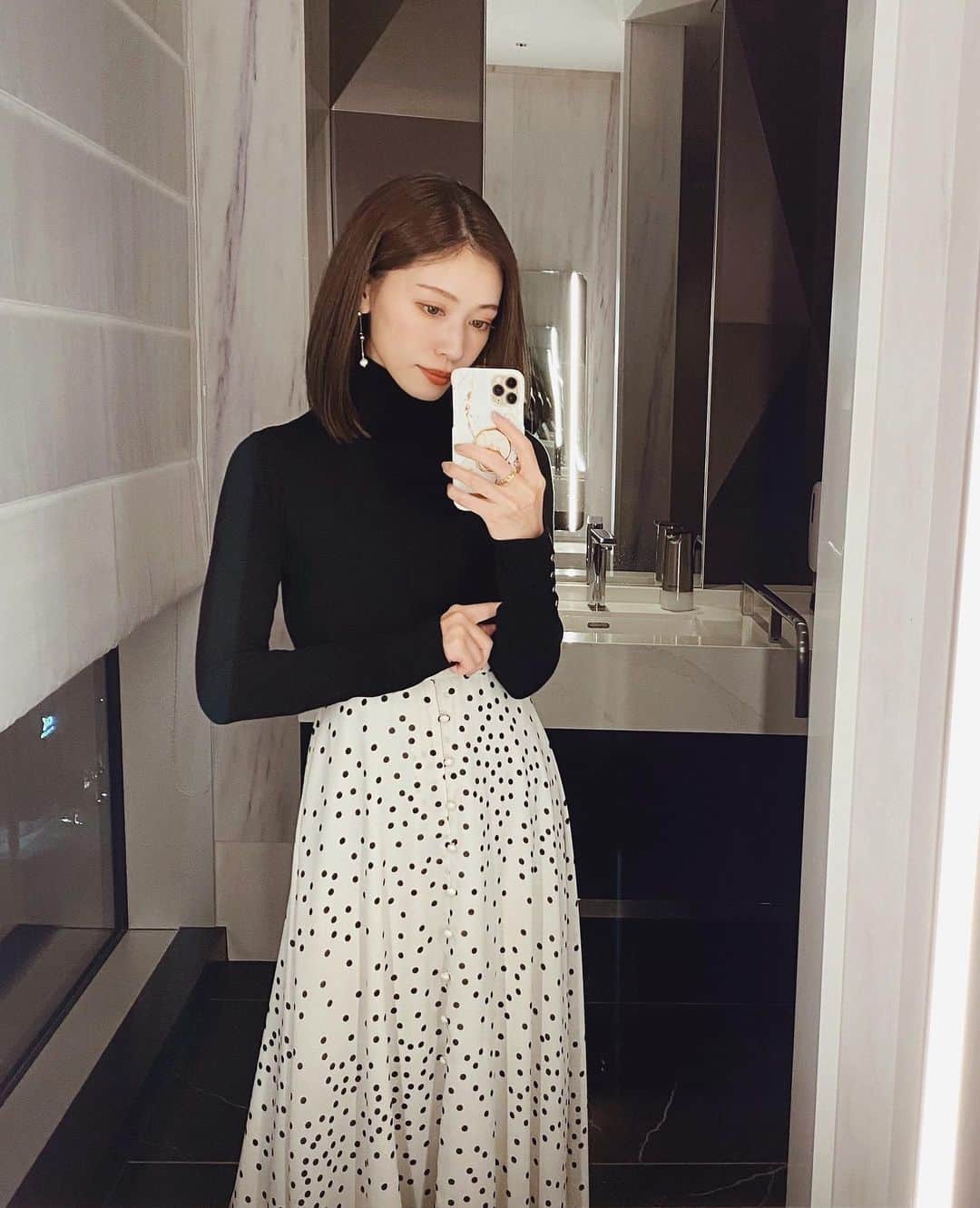 石黒美帆のインスタグラム：「*﻿ 甘めコーデ🤍﻿ knit#zara﻿ skirt#munich﻿ ﻿ ﻿ 美白ケアについて﻿ YouTubeがアップされたのでぜひ☺️﻿ @miho_ishiguro URLから飛んで下さい🕊﻿ ﻿ ﻿ #fashion#fashionstyle#fashiongram#instafashion#outfit#ootd#dailylook#munich#패션#오오티디#ファッション#コーデ#ミューニック#ザラジョコーデ#ザラジョ#モノトーンコーデ#シンプルコーデ#秋服#秋コーデ」