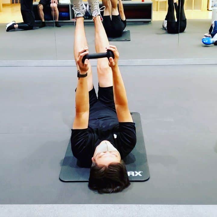 竹内弘一のインスタグラム：「コロナに負けない身体づくり！１ヶ月経過！ 体重87.2kg→83.4kg(－3.8kg！) 順調に減ってるようにみえますが、 最初はこれぐらいすぐ減ります(経験者は語る(笑)) 通常6:50～22:30ぐらいまでは仕事して大学院行ってでスケジュールはギッチギチなので走りに行く時間がとれません。そこで通勤と通学をスーパー徒歩に変えています。競歩まではいきませんが、スーツで限界の速さで歩いています。 ここからいよいよ本番です。免疫力を落とさずに健康体を目指します！ #kyobizx #takephysicalconditioninggym #テイクフィジカルコンディショニングジム #コロナに負けるな」