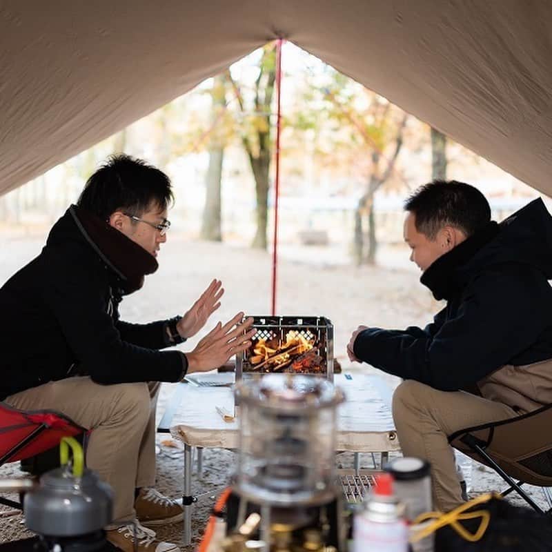 キャンプ情報サイト［ランタン］さんのインスタグラム写真 - (キャンプ情報サイト［ランタン］Instagram)「CAMP SMILE STYLE ／ 男同士で焚き火を 囲んで語らう ＼ いろんなキャンパーのキャンプスタイルを現地取材と一般キャンパーからの投稿で数多く掲載してます。 . . 詳しくは @lantern.camp webサイトをご覧ください . . #camp #camping #outdoor #travel #trip #lantern_smile #nature #キャンプ #キャンプ用品 #アウトドア #テント #自然 #旅行 #キャンプ初心者 #キャンプ好きな人と繋がりたい #キャンプスタイル #LANTERN #キャンプギア #こだわりキャンプギア #snowpeak #スノーピーク #タープ #焚き火台 #武井バーナー #手斧 #薪割り #秋キャンプ #グループキャンプ #マキノ高原キャンプ場」11月11日 18時07分 - lantern.camp
