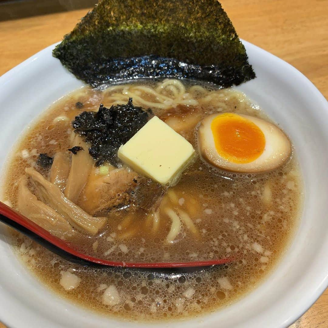 赤羽さんのインスタグラム写真 - (赤羽Instagram)「#萬馬軒 #醤油ラーメン #バタートッピング  サルゴリラYouTubeのネタ収録をして、 終わりで萬馬軒行きました😋  味噌ラーメンが看板ぽいのですが、 醤油ラーメンも美味しいです😋  #サルゴリラ #幼なじみチャンネル #逃亡飯 #ラーメン #ラーメンインスタグラマー  #ラーメンパトロール  #ラーメンインスタグラム  #ラーメンデータベース  #ラーメンdb」11月11日 18時07分 - akabass