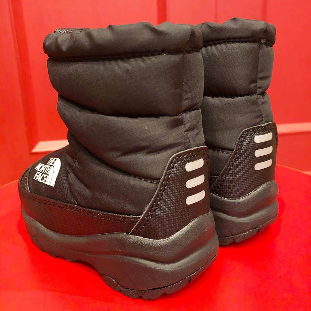 こども ビームスさんのインスタグラム写真 - (こども ビームスInstagram)「【new arrival】 ＜THE NORTH FACE＞キッズ ヌプシⅥ  . 人気のブーツが入荷しました❗️ 歩きやすく、軽くてあたたかい高機能ブーツです。ご購入の方には、数量限定でノベルティもプレゼントしております✨  カラー:BLACK サイズ:14-22cm(1cm刻み) ¥9,000+税 . 新型コロナウィルスの感染拡大を防止し、お客様とスタッフの安心安全を守るため、衛生管理体制にて営業いたします。  ご迷惑をお掛けし申し訳ございませんが、何卒ご理解ご協力のほど、宜しくお願い申し上げます。  ビームス各店舗の営業状況につきましては、施設、店舗へお問い合わせください。 . #thenorthface #thenorthfaceboots #kidsnorthface #kidsboots #black #ザノースフェイス #ザノースフェイスキッズ #boots #ヌプシ #ヌプシブーツ #ブーツ #キッズブーツ #ウィンターブーツ #winterboots #kidswinterboots  #kodomobeams  #beams  #daikanyama  #こどもビームス  #ビームス  #代官山 新作アイテムはプロフィールのリンク🔗からビームス公式サイト、こども ビームスページをチェック❗️ ※お問い合わせにつきましては、お電話にて承ります。」11月11日 18時08分 - kodomo_beams