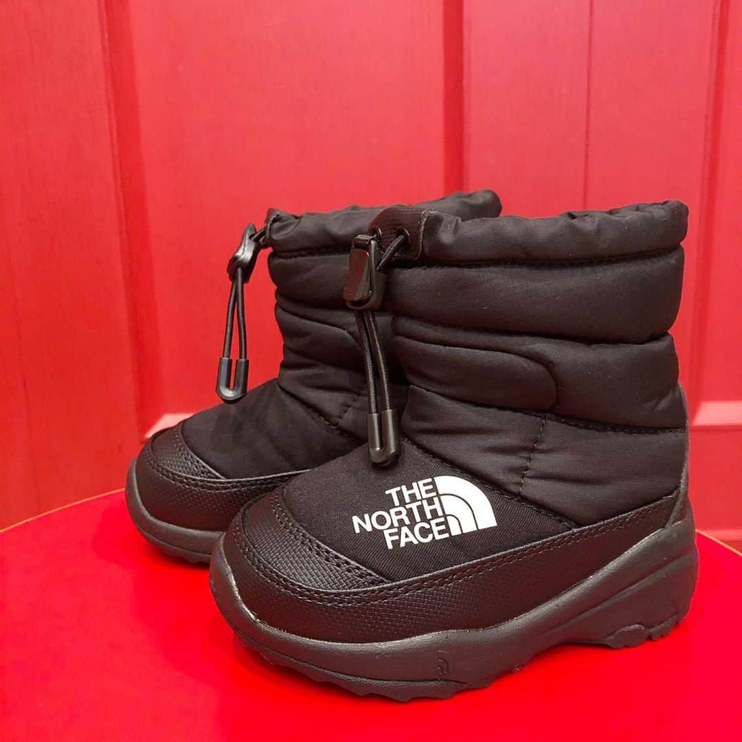 のインスタグラム：「【new arrival】 ＜THE NORTH FACE＞キッズ ヌプシⅥ  . 人気のブーツが入荷しました❗️ 歩きやすく、軽くてあたたかい高機能ブーツです。ご購入の方には、数量限定でノベルティもプレゼントしております✨  カラー:BLACK サイズ:14-22cm(1cm刻み) ¥9,000+税 . 新型コロナウィルスの感染拡大を防止し、お客様とスタッフの安心安全を守るため、衛生管理体制にて営業いたします。  ご迷惑をお掛けし申し訳ございませんが、何卒ご理解ご協力のほど、宜しくお願い申し上げます。  ビームス各店舗の営業状況につきましては、施設、店舗へお問い合わせください。 . #thenorthface #thenorthfaceboots #kidsnorthface #kidsboots #black #ザノースフェイス #ザノースフェイスキッズ #boots #ヌプシ #ヌプシブーツ #ブーツ #キッズブーツ #ウィンターブーツ #winterboots #kidswinterboots  #kodomobeams  #beams  #daikanyama  #こどもビームス  #ビームス  #代官山 新作アイテムはプロフィールのリンク🔗からビームス公式サイト、こども ビームスページをチェック❗️ ※お問い合わせにつきましては、お電話にて承ります。」