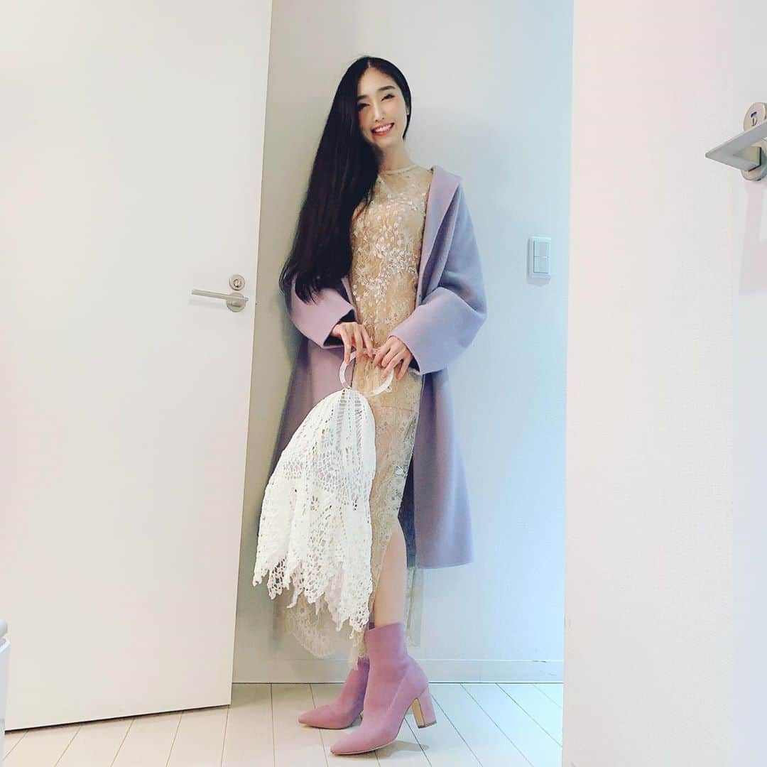 のインスタグラム：「本日は21時よりアベマTVのAbemaPrimeに出演するよ〜！ 薄紫コート　#gallardagalante  花びら刺繍ワンピース　#mamekurogouchi  レースバッグ　#mamekurogouchi  薄紫ブーツ　#メルカリで買った #コーデ　#コーディネート #今日のコーデ　#ootd」