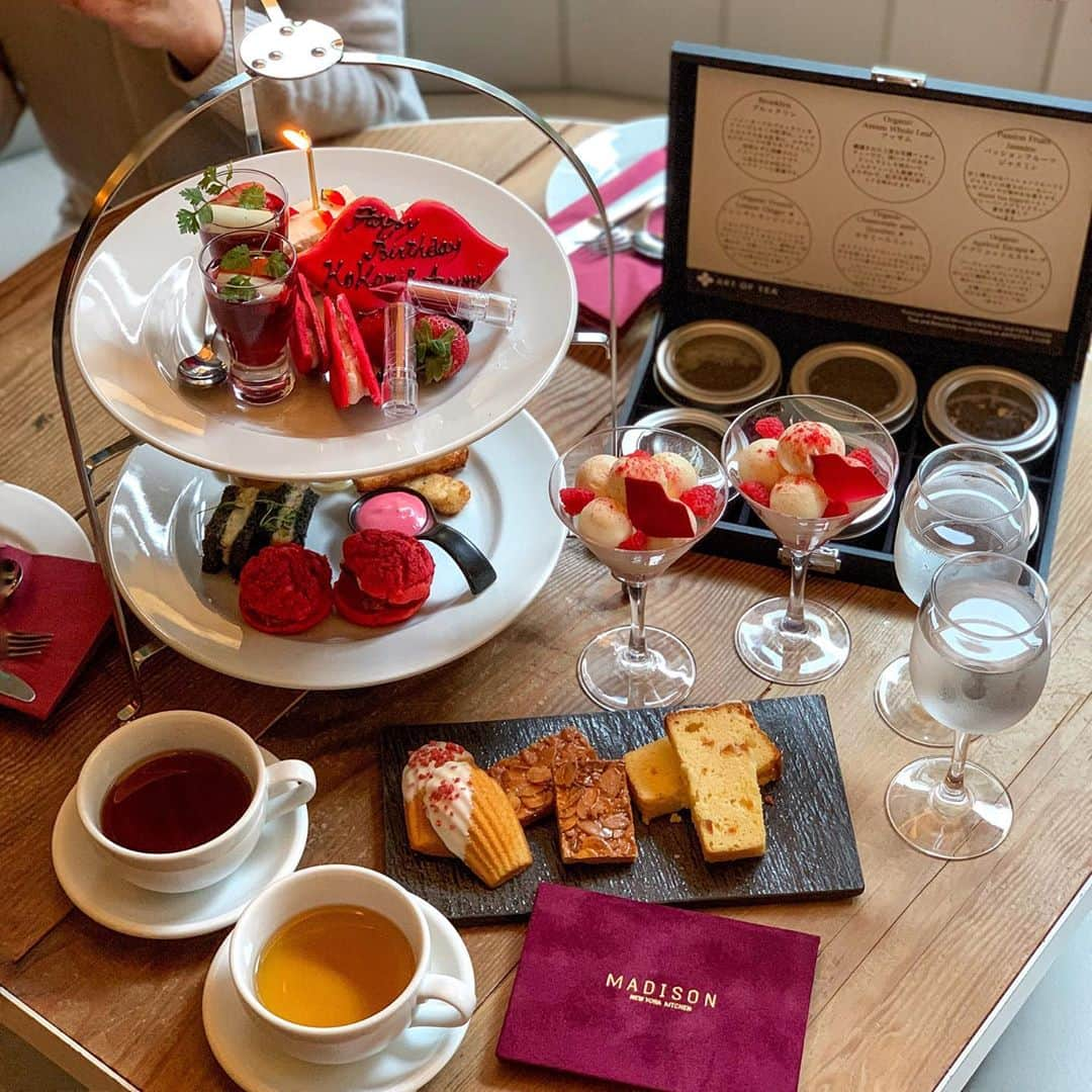 あゆまっくすさんのインスタグラム写真 - (あゆまっくすInstagram)「﻿ ﻿ ◆Rouge Afternoon Tea　4,000円(税込)﻿ ＋バースデープラン　400円﻿ ﻿ ﻿ 恵比寿にあるmercer系列のレストラン MADISON NEW YORK KITCHEN で土日限定のアフタヌーンティーをいただきました💄﻿ ﻿ “Rouge Afternoon Tea ”の名に相応しく、﻿ くちびるモチーフのクッキーサンドやリップスティックに入ったルビーチョコレートなど、女子力高めのアフタヌーンティー♡﻿ ﻿ 2段スタンドにグラス入りのティラミスパフェ、﻿ 焼き菓子のプレートも付いた盛りだくさんの内容。﻿ mercerの系列だけあって、セイボリーもスイーツも﻿ すべてが洗練されていておいしかったです🥰﻿ ﻿ ＋400円でバースデー仕様に変更することも可能です！﻿ ふたりとも春生まれだけどフライングお祝い🙊﻿ ﻿ ﻿ 提供期間: 土日限定﻿ 訪問店舗: MADISON NEW YORK KITCHEN (恵比寿駅から徒歩約2分)﻿ ﻿ ﻿ ﻿ ﻿ #MADISONNEWYORKKITCHEN#マディソンニューヨークキッチン#rubychocolate#ルビーチョコレート#afternoontea#アフタヌーンティー#スイーツ#デザート#インスタ映え#いいね返し#カフェ好きな人と繋がりたい#写真好きな人と繋がりたい#tokyo#tokyofoodie#東京カフェ#カフェ#恵比寿グルメ#恵比寿カフェ#恵比寿ランチ#恵比寿#PR」11月11日 18時10分 - ayumax666